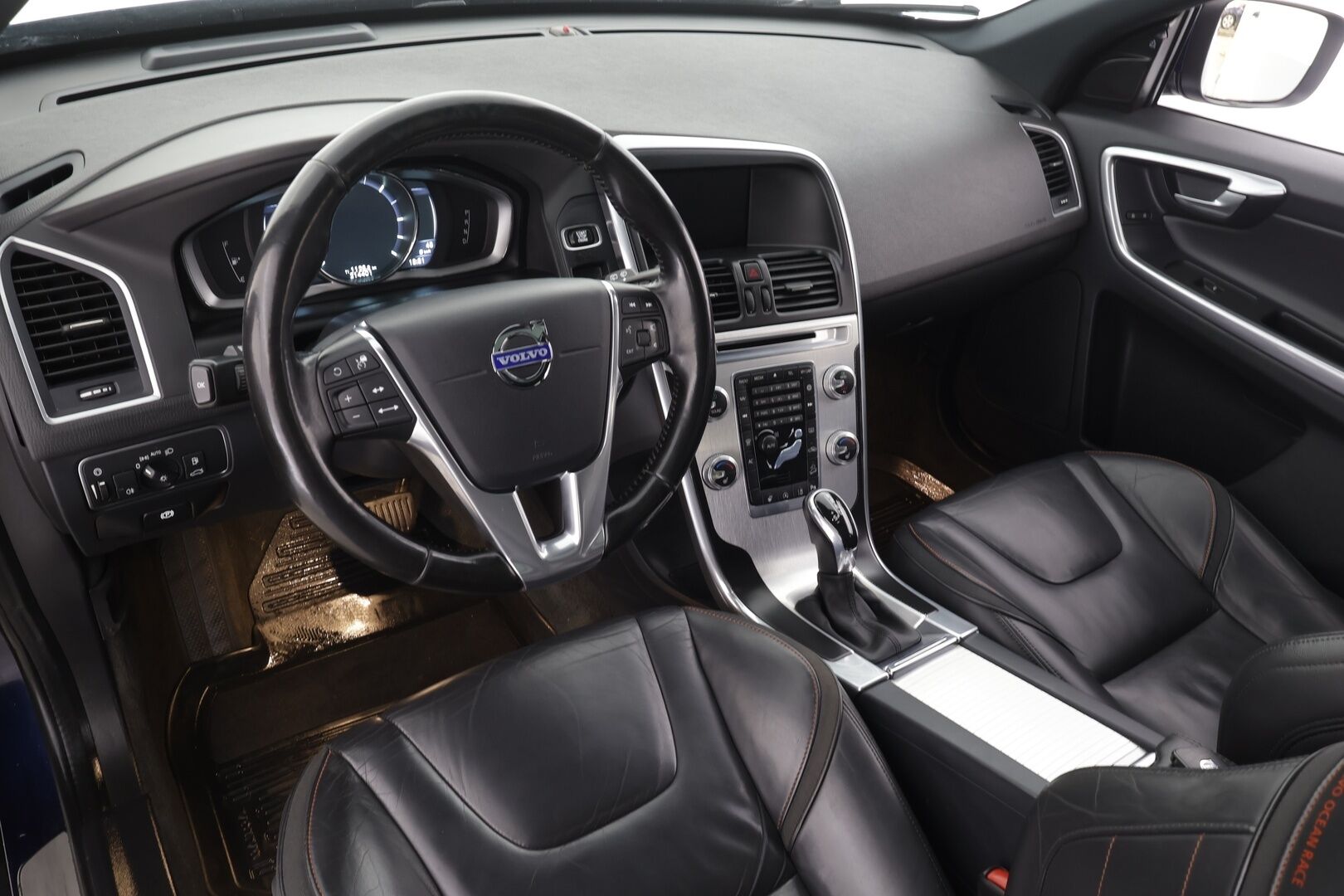 Volvo XC60 2016 D4 AWD Ocean Race aut * Webasto / Koukku / ACC / Panorama / Xenon / P.Tutkat / Navi / Kaistavahti * - Kahdet renkaat aluvanteilla