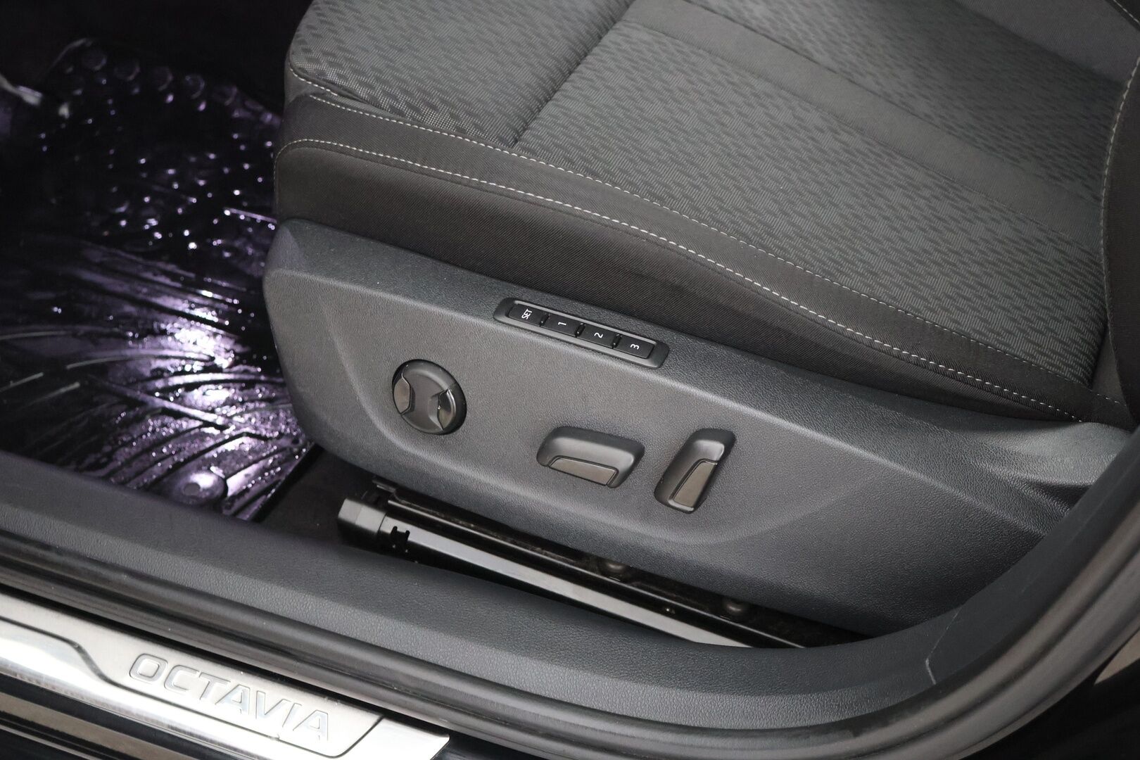 Skoda Octavia 2022 Combi 1.4 TSI PHEV Style iV DSG Autom. - ACC | Muistipenkki | Webasto | HUD | P. Kamera | BLIS | Ambiente | SoH 95,4%! | Kaistavahti | Lämm. ratti | Juuri huollettu!