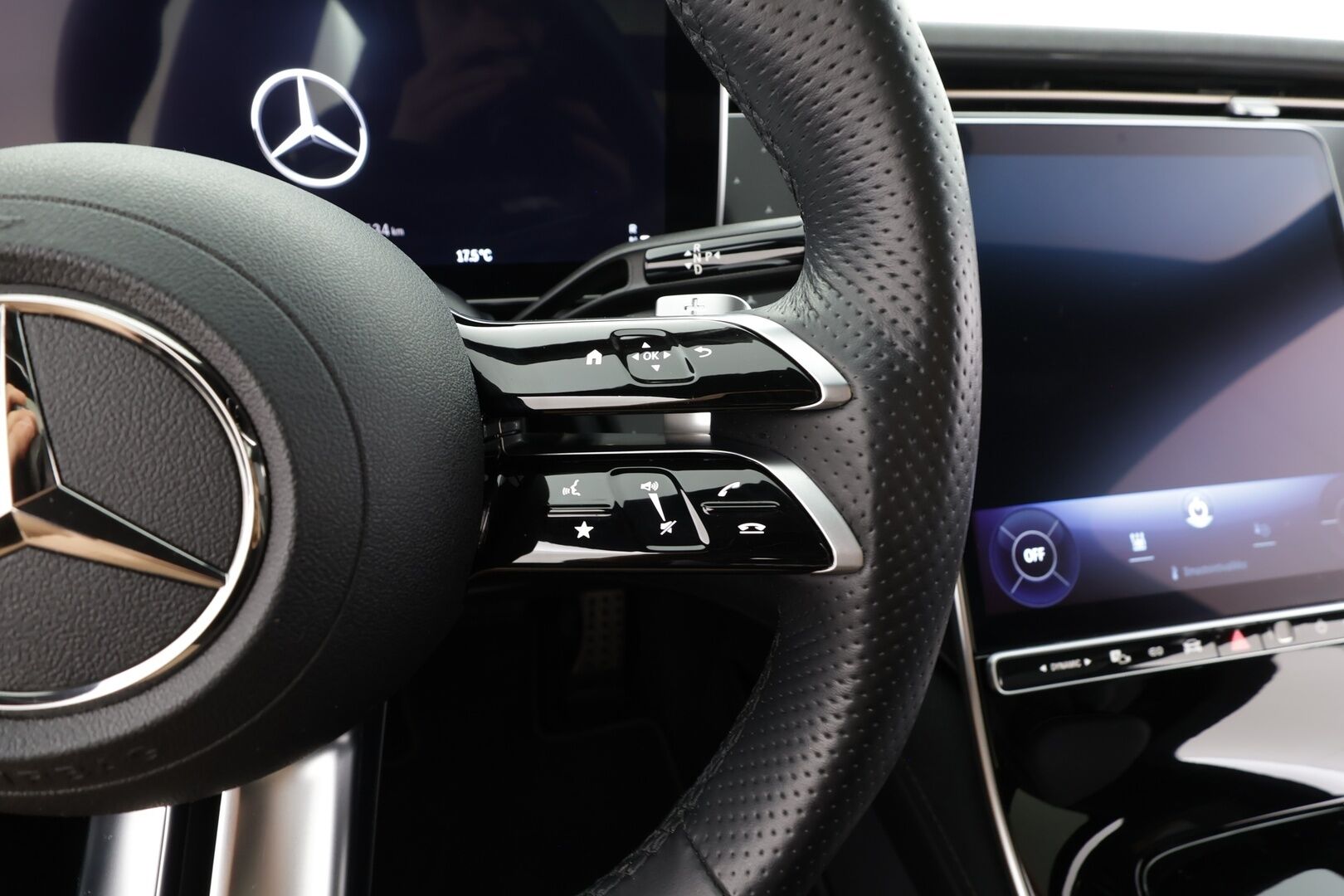 Mercedes-Benz EQE 2023 300 - | Distronic | Burmester | Muistipenkit | Panorama | High Performance audio | P.kamera | Puolinahat | Kahdet Renkaat | Koti & Kauppalaturi |