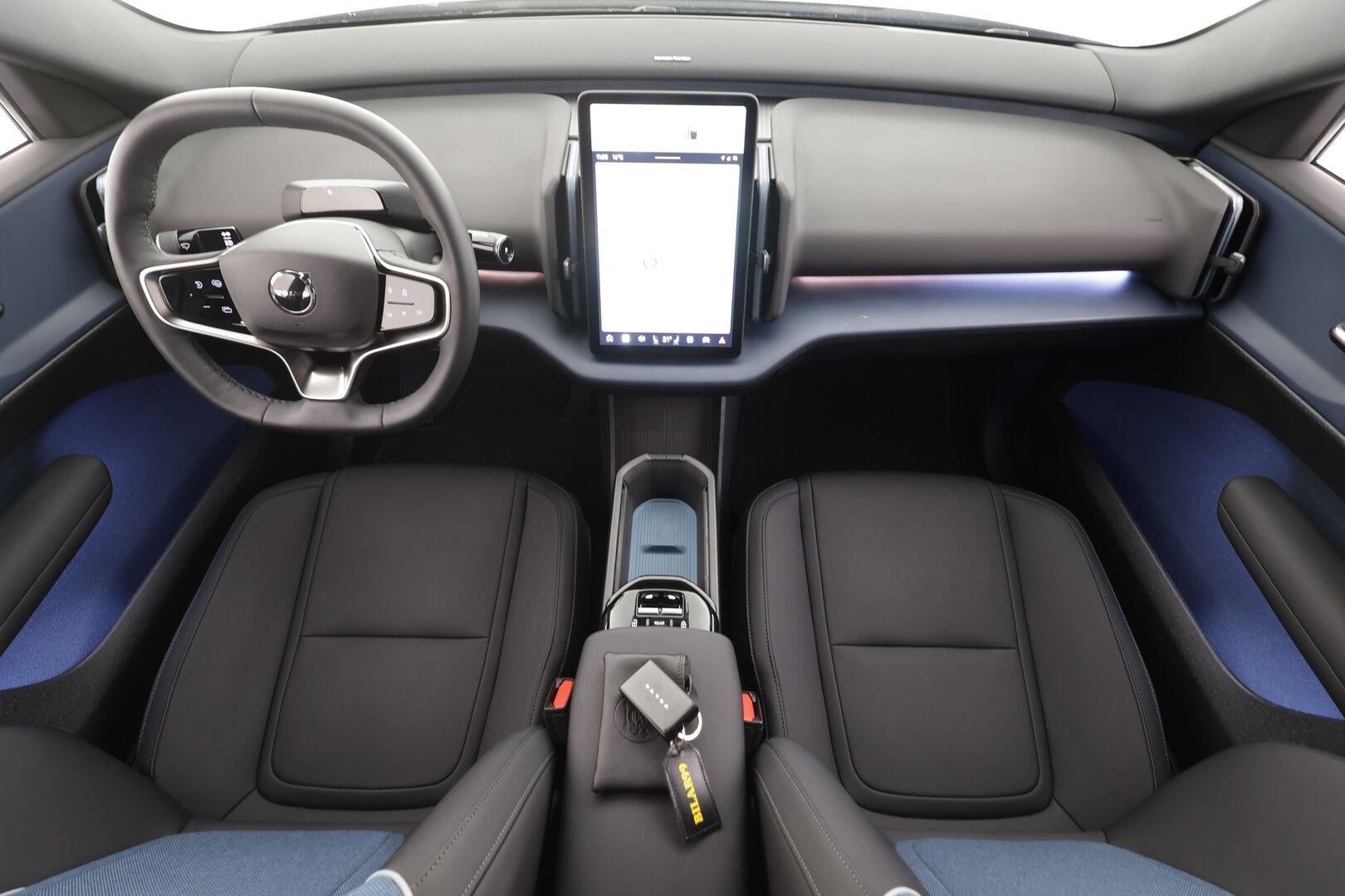 Volvo EX30 2024 Twin Performance Plus - | ACC | ILP | H&K | Pilot assist | BLIS | P.kamera | Sähk. takaluukku | Lämm. ratti | Akuston esilämmitys | 2x renkaat aluin | 