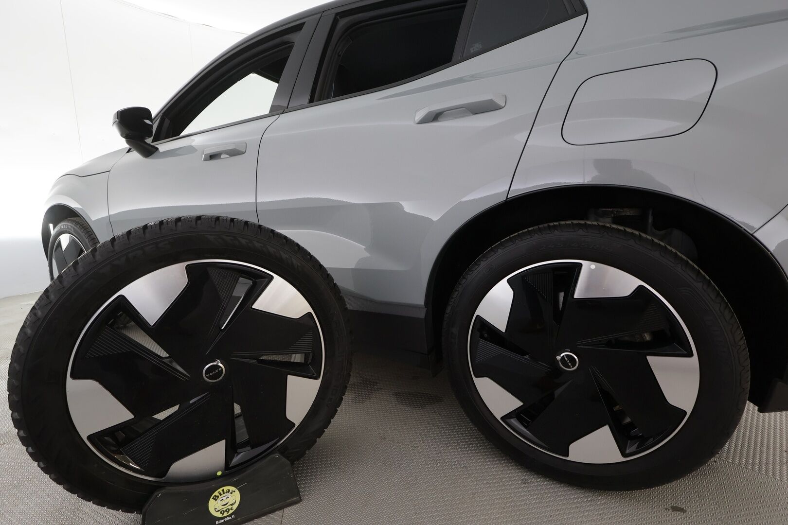 Volvo EX30 2024 Twin Performance Plus - | ACC | ILP | H&K | Pilot assist | BLIS | P.kamera | Sähk. takaluukku | Lämm. ratti | Akuston esilämmitys | 2x renkaat aluin | 
