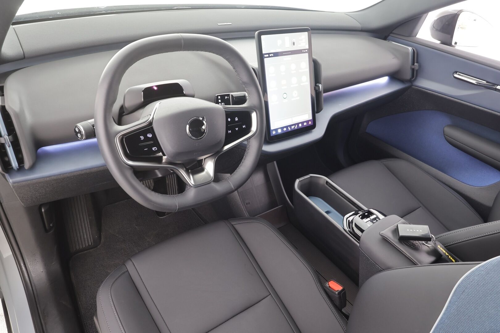 Volvo EX30 2024 Twin Performance Plus - | ACC | ILP | H&K | Pilot assist | BLIS | P.kamera | Sähk. takaluukku | Lämm. ratti | Akuston esilämmitys | 2x renkaat aluin | 