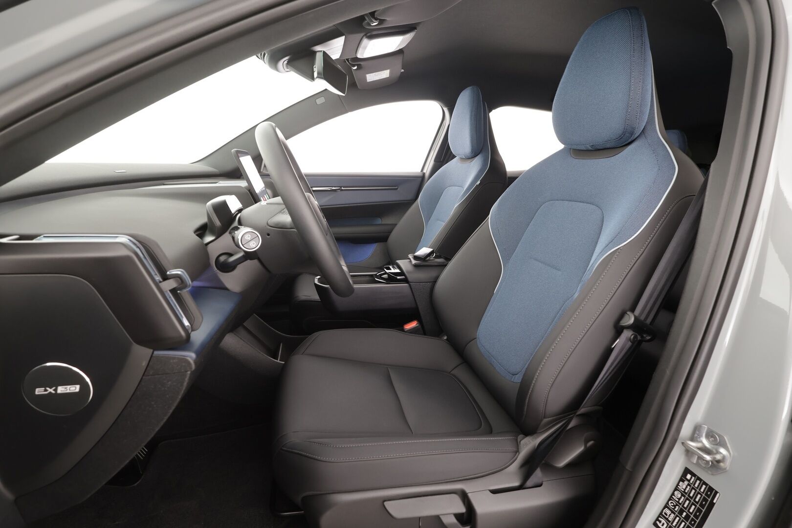 Volvo EX30 2024 Twin Performance Plus - | ACC | ILP | H&K | Pilot assist | BLIS | P.kamera | Sähk. takaluukku | Lämm. ratti | Akuston esilämmitys | 2x renkaat aluin | 