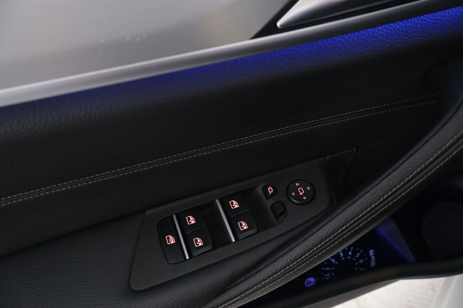 BMW 530 2019 G30 Sedan 530e A iPerformance Luxury Line - *HUD | Kattoluukku | Sport-penkit osasähkösäädöillä | Prof. Navi | P.kamera | Adapt. LED-ajovalot | 2x latauskaapelit | 2x renkaat & vanteet*