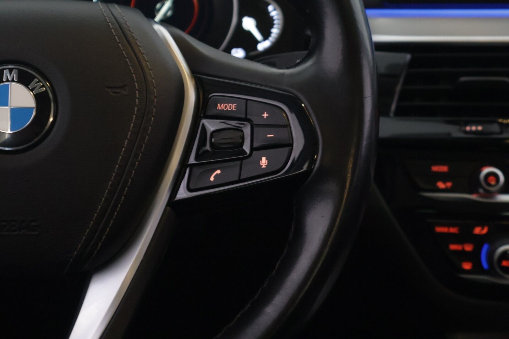 BMW 530 2019 G30 Sedan 530e A iPerformance Luxury Line - *HUD | Kattoluukku | Sport-penkit osasähkösäädöillä | Prof. Navi | P.kamera | Adapt. LED-ajovalot | 2x latauskaapelit | 2x renkaat & vanteet*