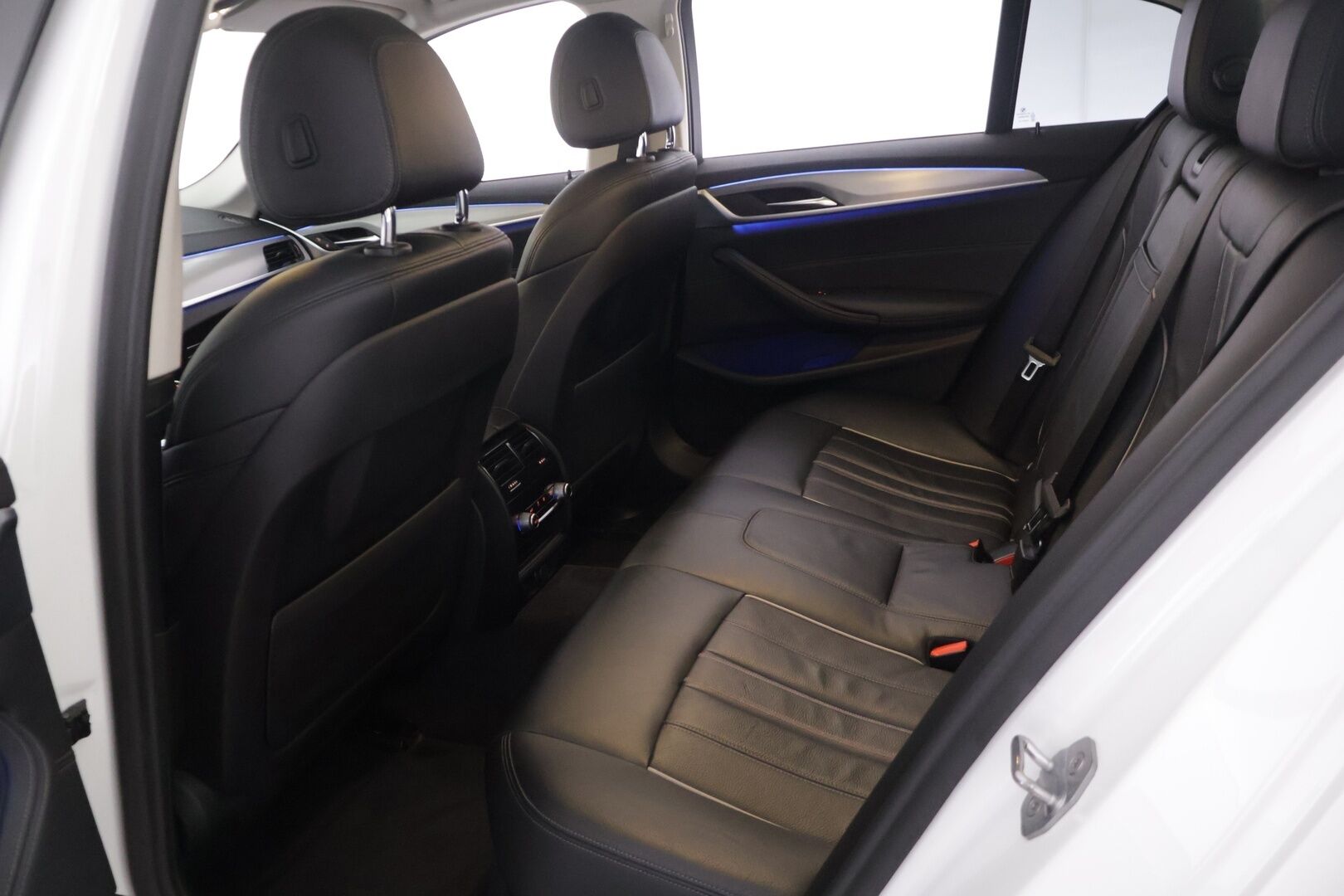 BMW 530 2019 G30 Sedan 530e A iPerformance Luxury Line - *HUD | Kattoluukku | Sport-penkit osasähkösäädöillä | Prof. Navi | P.kamera | Adapt. LED-ajovalot | 2x latauskaapelit | 2x renkaat & vanteet*