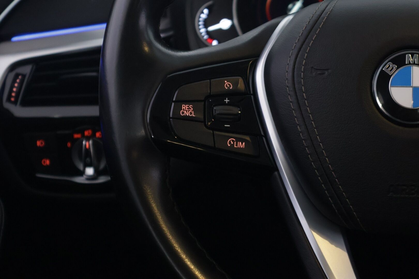 BMW 530 2019 G30 Sedan 530e A iPerformance Luxury Line - *HUD | Kattoluukku | Sport-penkit osasähkösäädöillä | Prof. Navi | P.kamera | Adapt. LED-ajovalot | 2x latauskaapelit | 2x renkaat & vanteet*