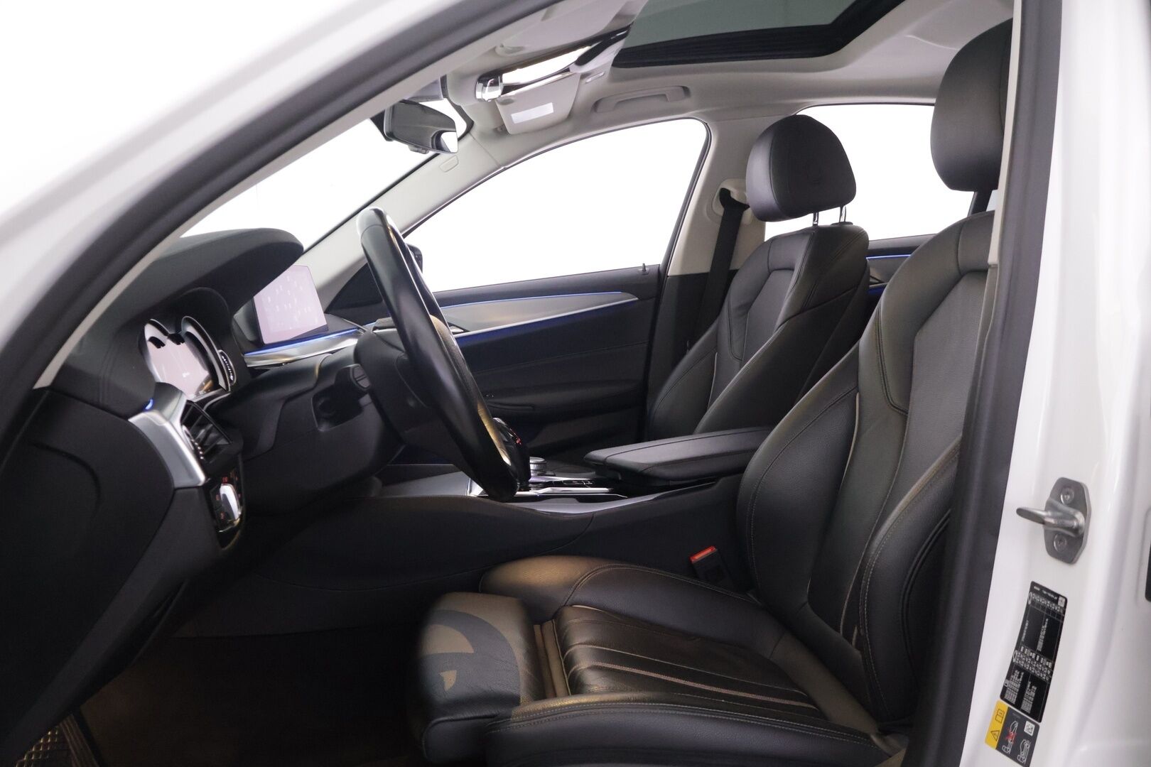 BMW 530 2019 G30 Sedan 530e A iPerformance Luxury Line - *HUD | Kattoluukku | Sport-penkit osasähkösäädöillä | Prof. Navi | P.kamera | Adapt. LED-ajovalot | 2x latauskaapelit | 2x renkaat & vanteet*