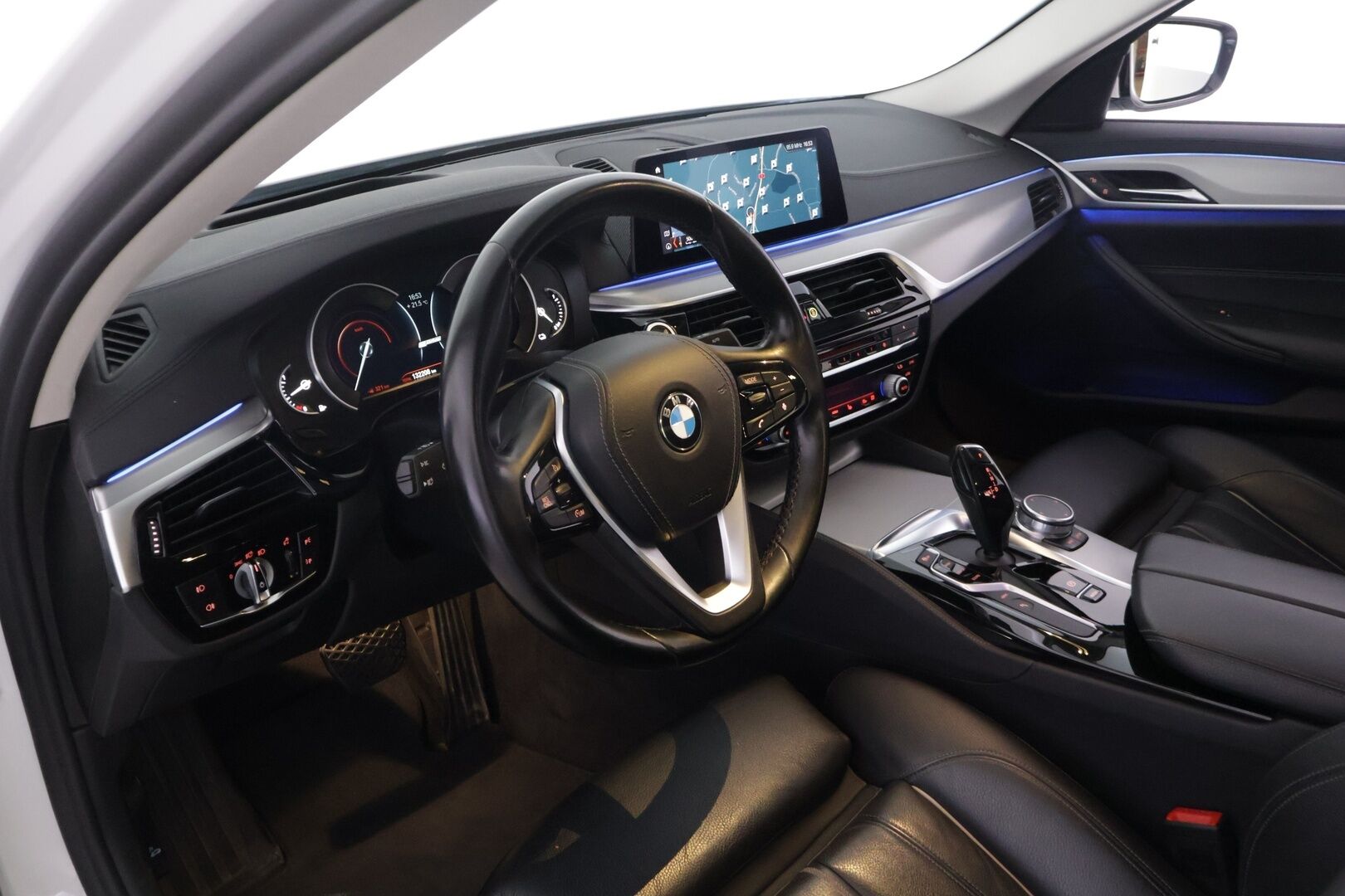 BMW 530 2019 G30 Sedan 530e A iPerformance Luxury Line - *HUD | Kattoluukku | Sport-penkit osasähkösäädöillä | Prof. Navi | P.kamera | Adapt. LED-ajovalot | 2x latauskaapelit | 2x renkaat & vanteet*