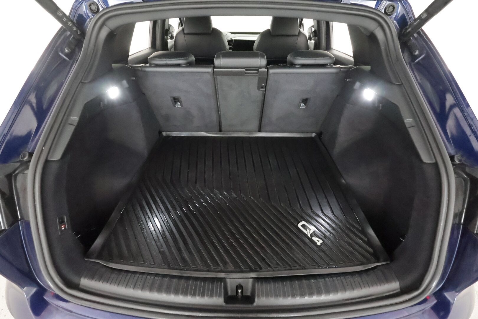 AUDI Q4 E-TRON 2022 50 e-tron quattro S Line * Lämpöpumppu / Vetokoukku / Panorama / Matrix LED / HUD / ACC / P-Kamera / Muistipenkki ** - Sonos Audio / Akku kuntotarkastettu / Merkkihuollot / Kahdet renkaat aluvanteilla / 2x Latauskaapelit