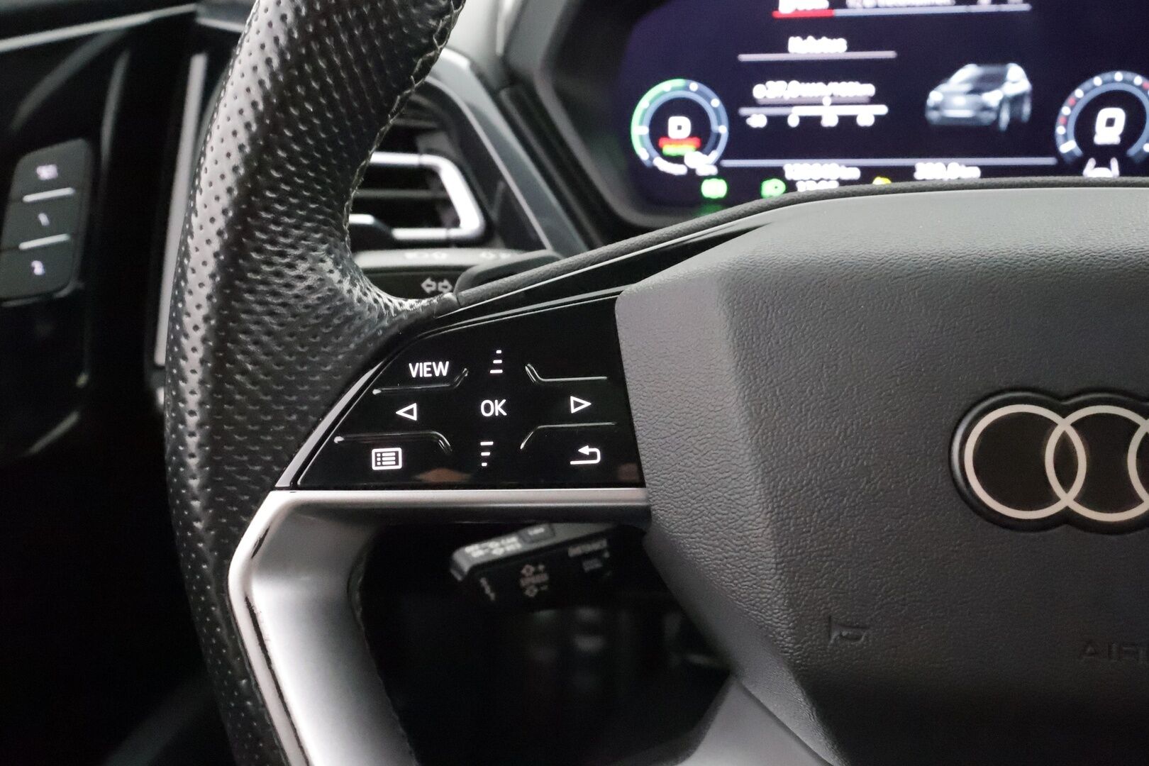 AUDI Q4 E-TRON 2022 50 e-tron quattro S Line * Lämpöpumppu / Vetokoukku / Panorama / Matrix LED / HUD / ACC / P-Kamera / Muistipenkki ** - Sonos Audio / Akku kuntotarkastettu / Merkkihuollot / Kahdet renkaat aluvanteilla / 2x Latauskaapelit
