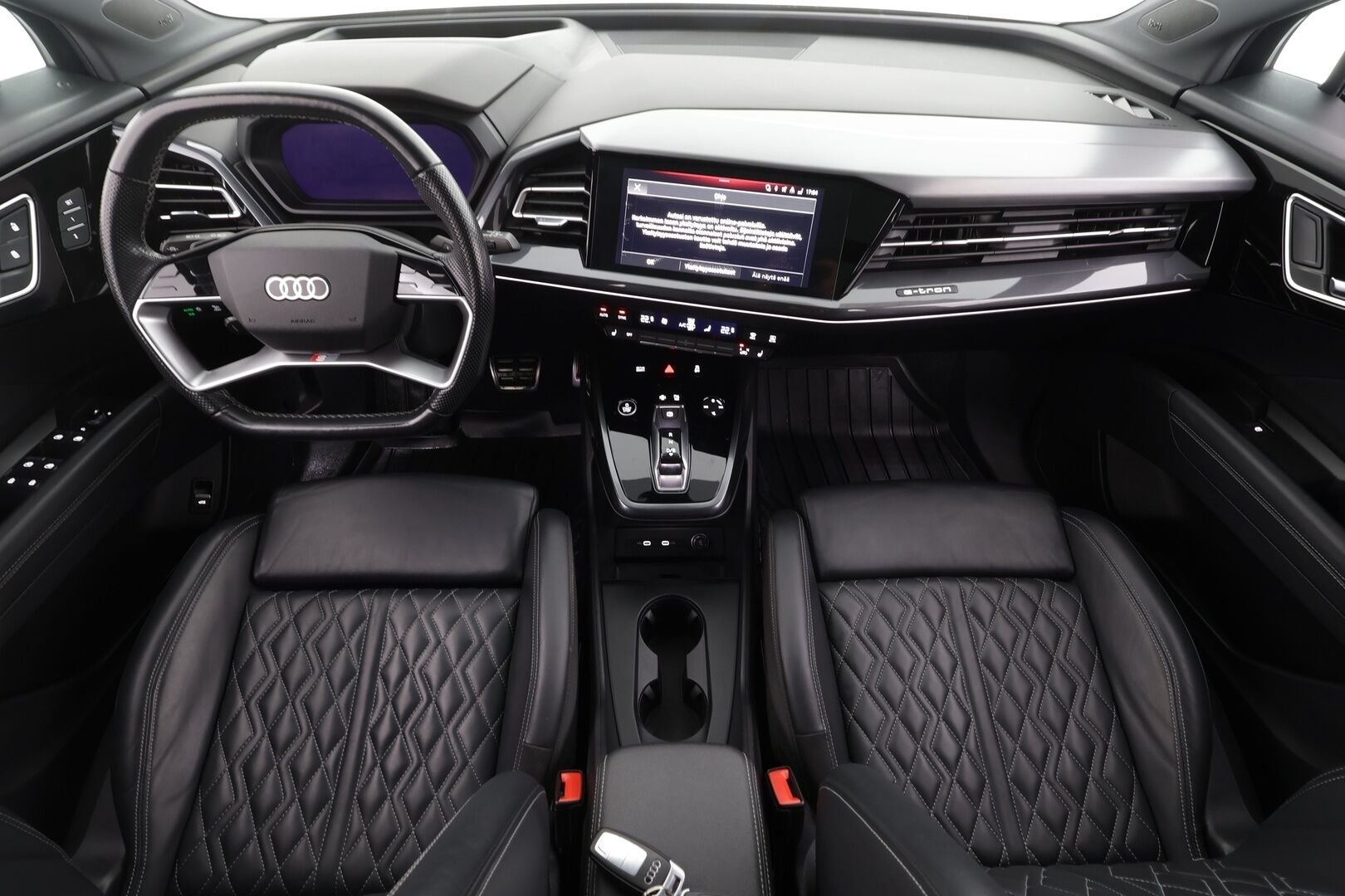 AUDI Q4 E-TRON 2022 50 e-tron quattro S Line * Lämpöpumppu / Vetokoukku / Panorama / Matrix LED / HUD / ACC / P-Kamera / Muistipenkki ** - Sonos Audio / Akku kuntotarkastettu / Merkkihuollot / Kahdet renkaat aluvanteilla / 2x Latauskaapelit