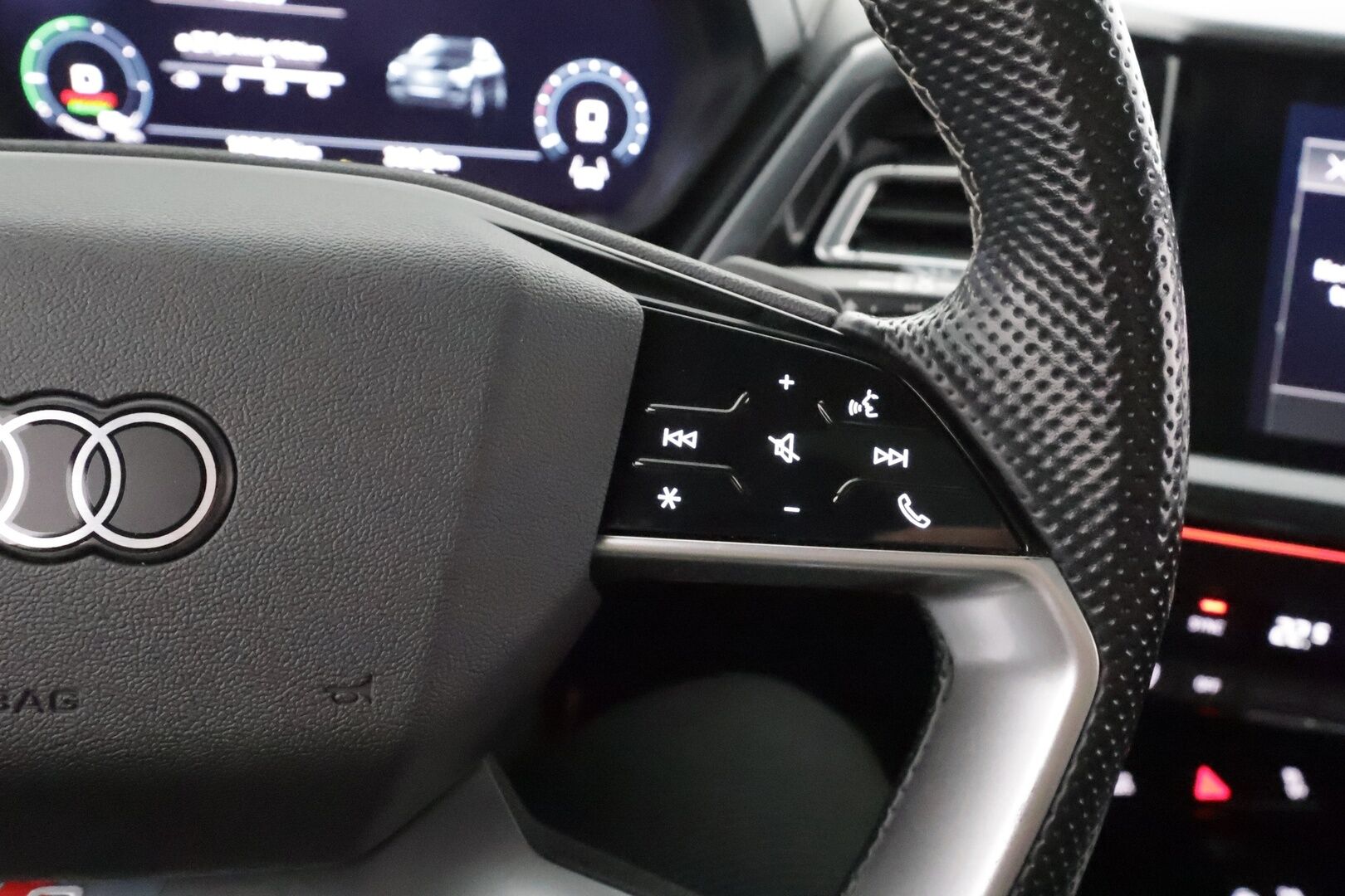 AUDI Q4 E-TRON 2022 50 e-tron quattro S Line * Lämpöpumppu / Vetokoukku / Panorama / Matrix LED / HUD / ACC / P-Kamera / Muistipenkki ** - Sonos Audio / Akku kuntotarkastettu / Merkkihuollot / Kahdet renkaat aluvanteilla / 2x Latauskaapelit