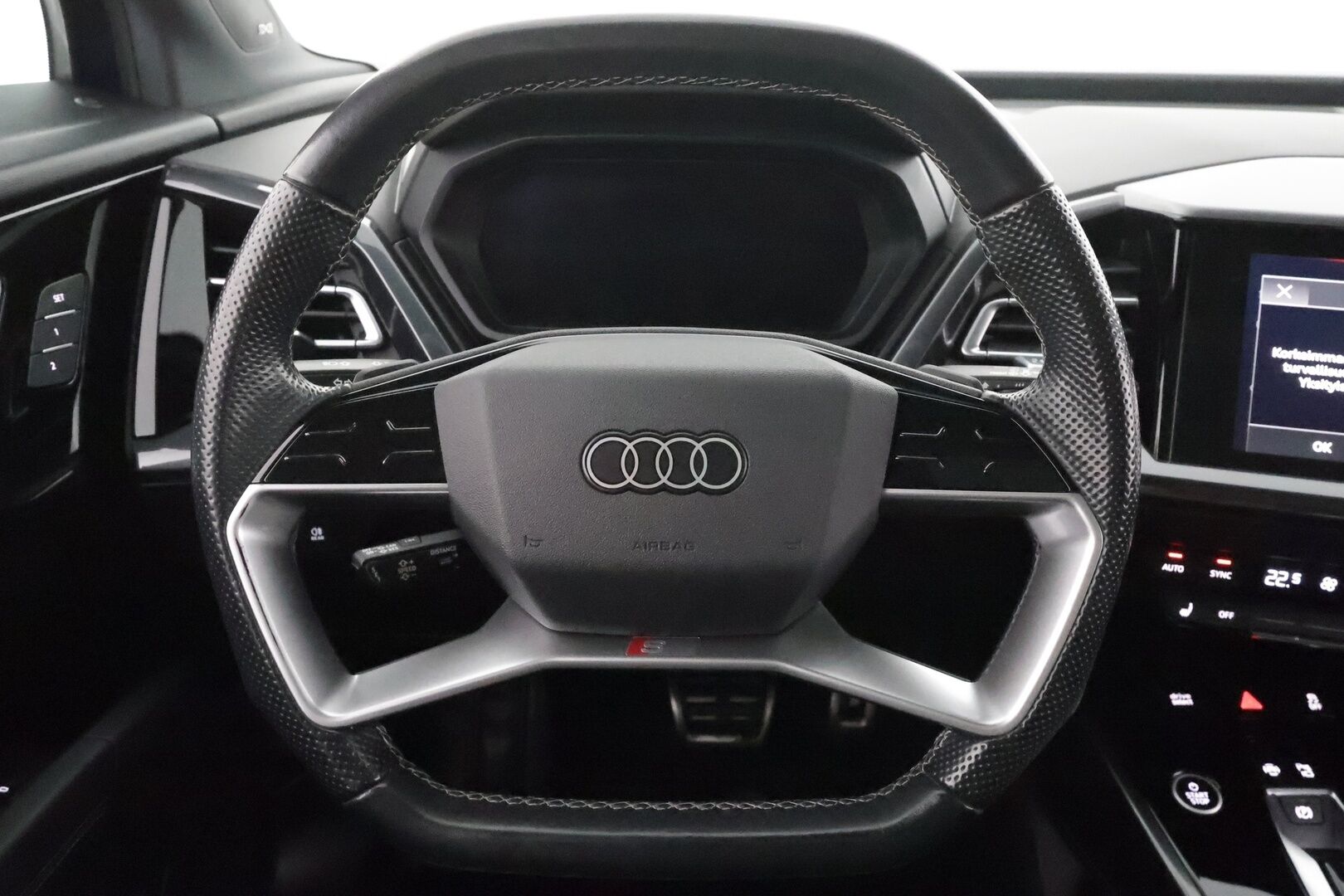 AUDI Q4 E-TRON 2022 50 e-tron quattro S Line * Lämpöpumppu / Vetokoukku / Panorama / Matrix LED / HUD / ACC / P-Kamera / Muistipenkki ** - Sonos Audio / Akku kuntotarkastettu / Merkkihuollot / Kahdet renkaat aluvanteilla / 2x Latauskaapelit