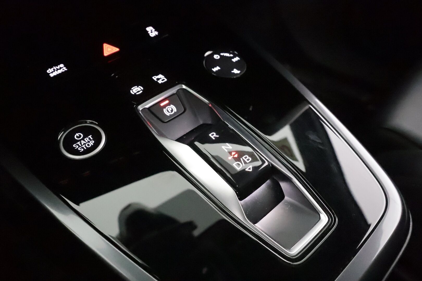 AUDI Q4 E-TRON 2022 50 e-tron quattro S Line * Lämpöpumppu / Vetokoukku / Panorama / Matrix LED / HUD / ACC / P-Kamera / Muistipenkki ** - Sonos Audio / Akku kuntotarkastettu / Merkkihuollot / Kahdet renkaat aluvanteilla / 2x Latauskaapelit