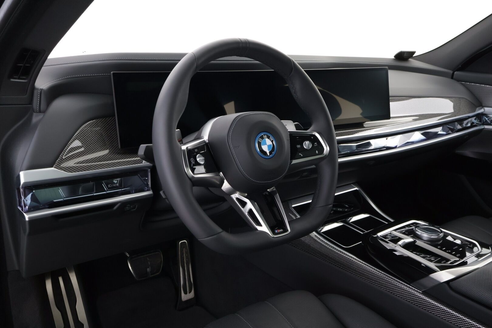 BMW 750 2023 G70 Sedan 750e xDrive M-Sport - SkyLounge | B&W / HUD | Hieronta | Soft Close | ACC | DAP | Connoisseur | Nelipyöräohjaus | IconicGlow | Supervarusteltu | HARVOIN TARJOLLA!