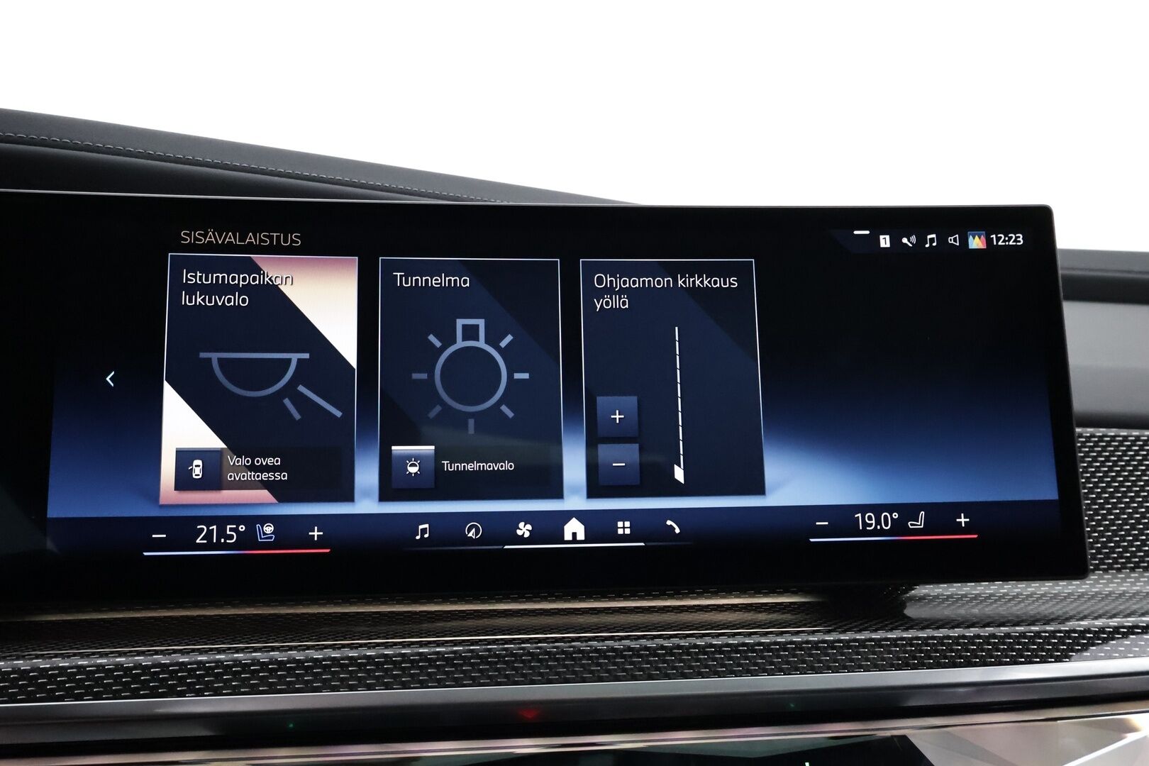 BMW 750 2023 G70 Sedan 750e xDrive M-Sport - SkyLounge | B&W / HUD | Hieronta | Soft Close | ACC | DAP | Connoisseur | Nelipyöräohjaus | IconicGlow | Supervarusteltu | HARVOIN TARJOLLA!