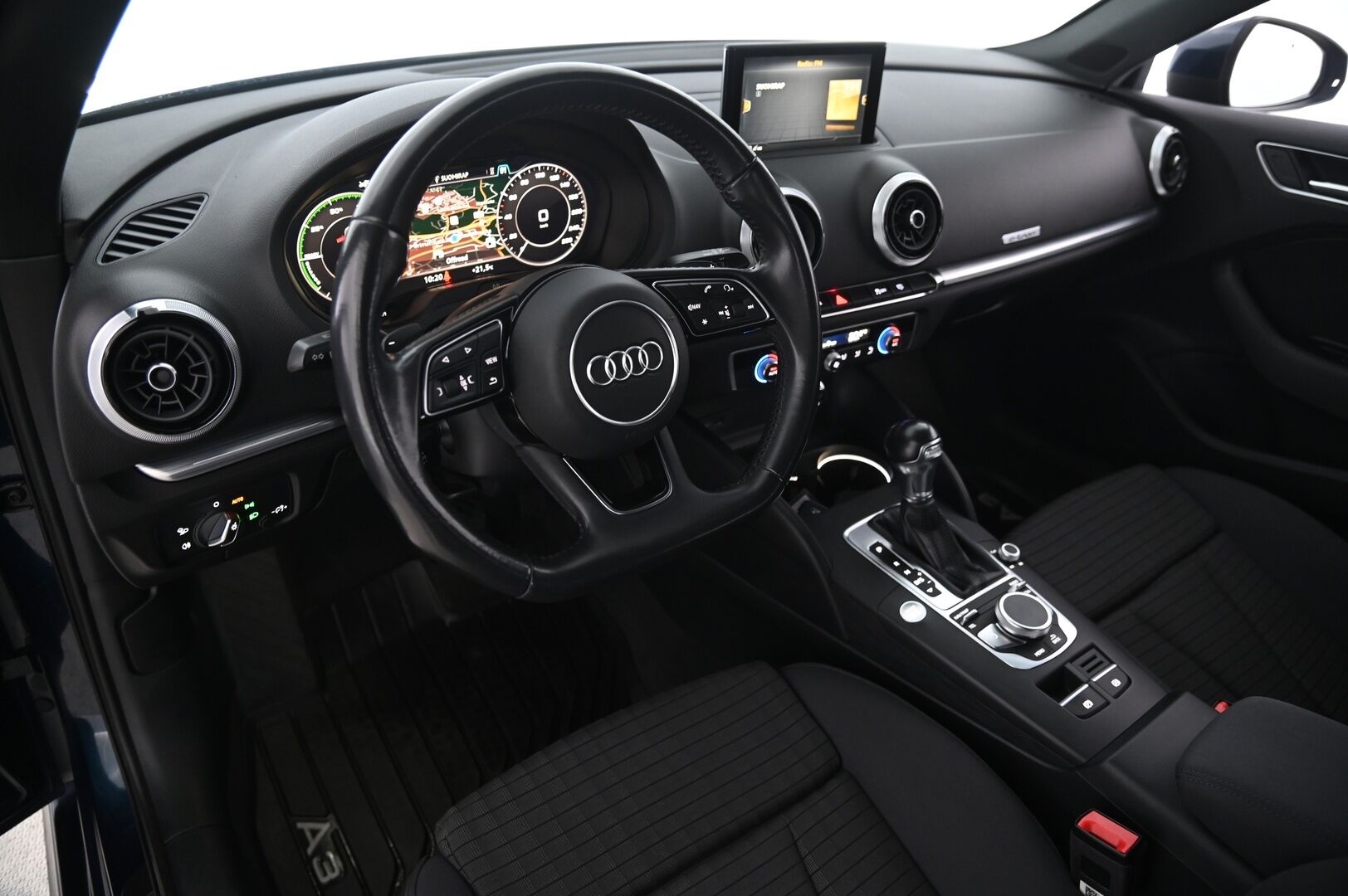 Audi A3 2018 e-tron Sportback 1,4 TFSI S tronic *Sporttipenkit / Flatbottom / MMI Navi / Tutkat* - Sporttipenkit | Flatbottom | Digimittaristo | MMI Navi | P.Tutkat | Lohko | 2x Alut