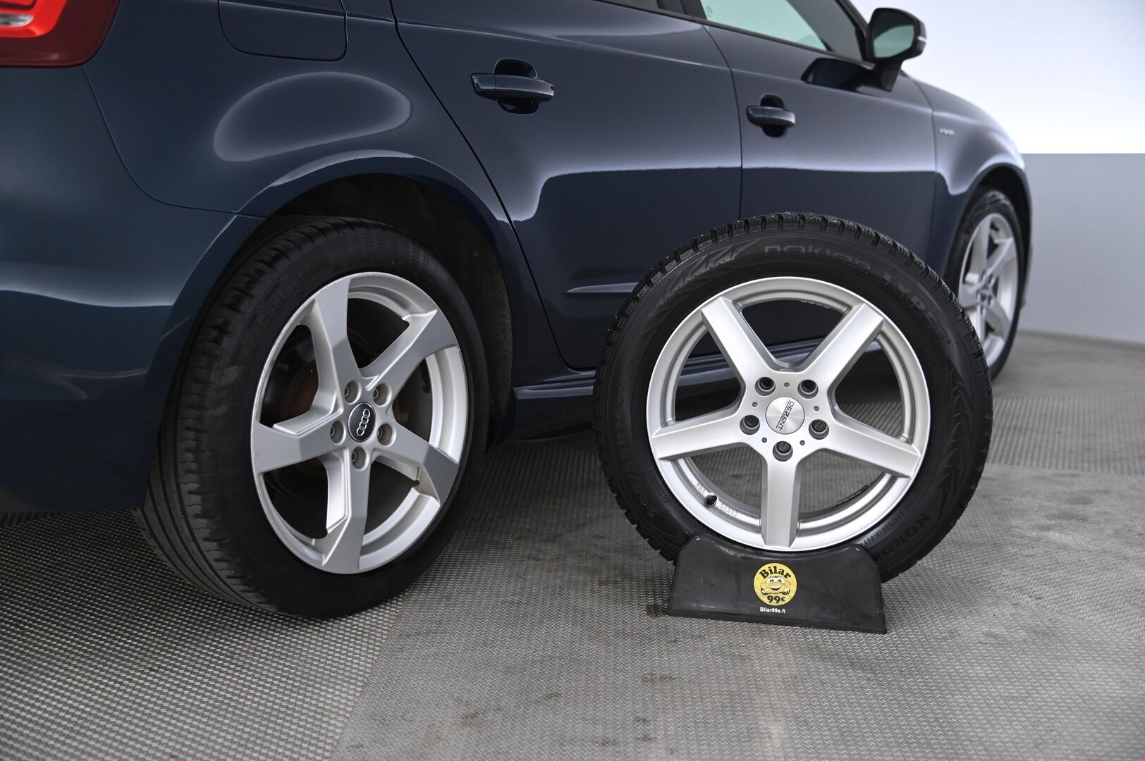 Audi A3 2018 e-tron Sportback 1,4 TFSI S tronic *Sporttipenkit / Flatbottom / MMI Navi / Tutkat* - Sporttipenkit | Flatbottom | Digimittaristo | MMI Navi | P.Tutkat | Lohko | 2x Alut
