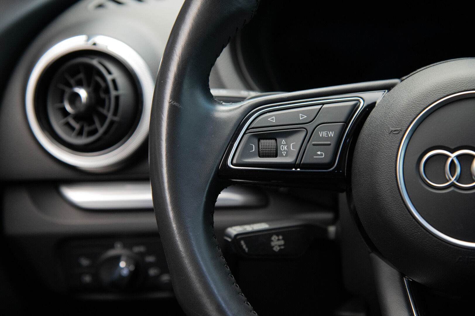 Audi A3 2018 e-tron Sportback 1,4 TFSI S tronic *Sporttipenkit / Flatbottom / MMI Navi / Tutkat* - Sporttipenkit | Flatbottom | Digimittaristo | MMI Navi | P.Tutkat | Lohko | 2x Alut