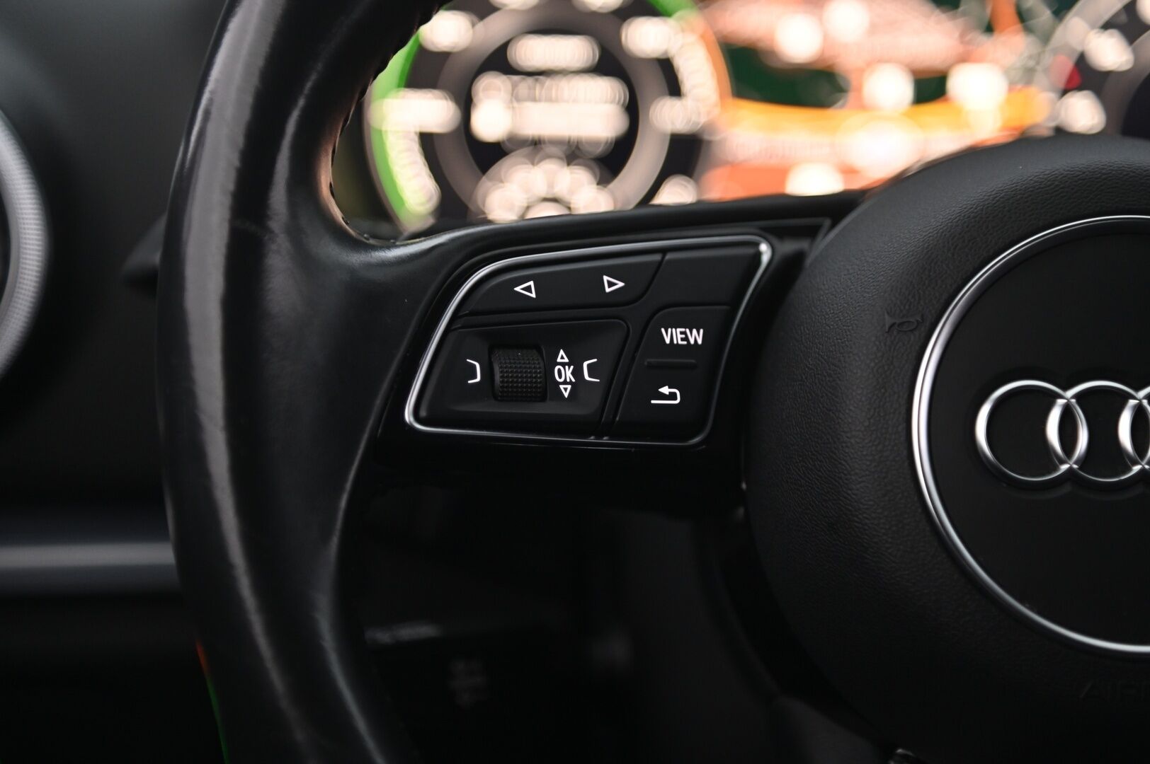 Audi A3 2018 e-tron Sportback 1,4 TFSI S tronic *Sporttipenkit / Flatbottom / MMI Navi / Tutkat* - Sporttipenkit | Flatbottom | Digimittaristo | MMI Navi | P.Tutkat | Lohko | 2x Alut