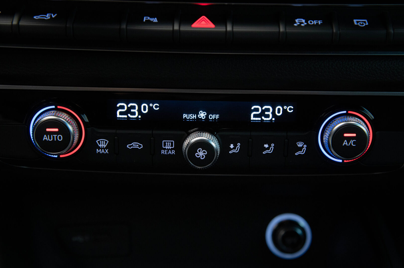 Audi A3 2018 e-tron Sportback 1,4 TFSI S tronic *Sporttipenkit / Flatbottom / MMI Navi / Tutkat* - Sporttipenkit | Flatbottom | Digimittaristo | MMI Navi | P.Tutkat | Lohko | 2x Alut