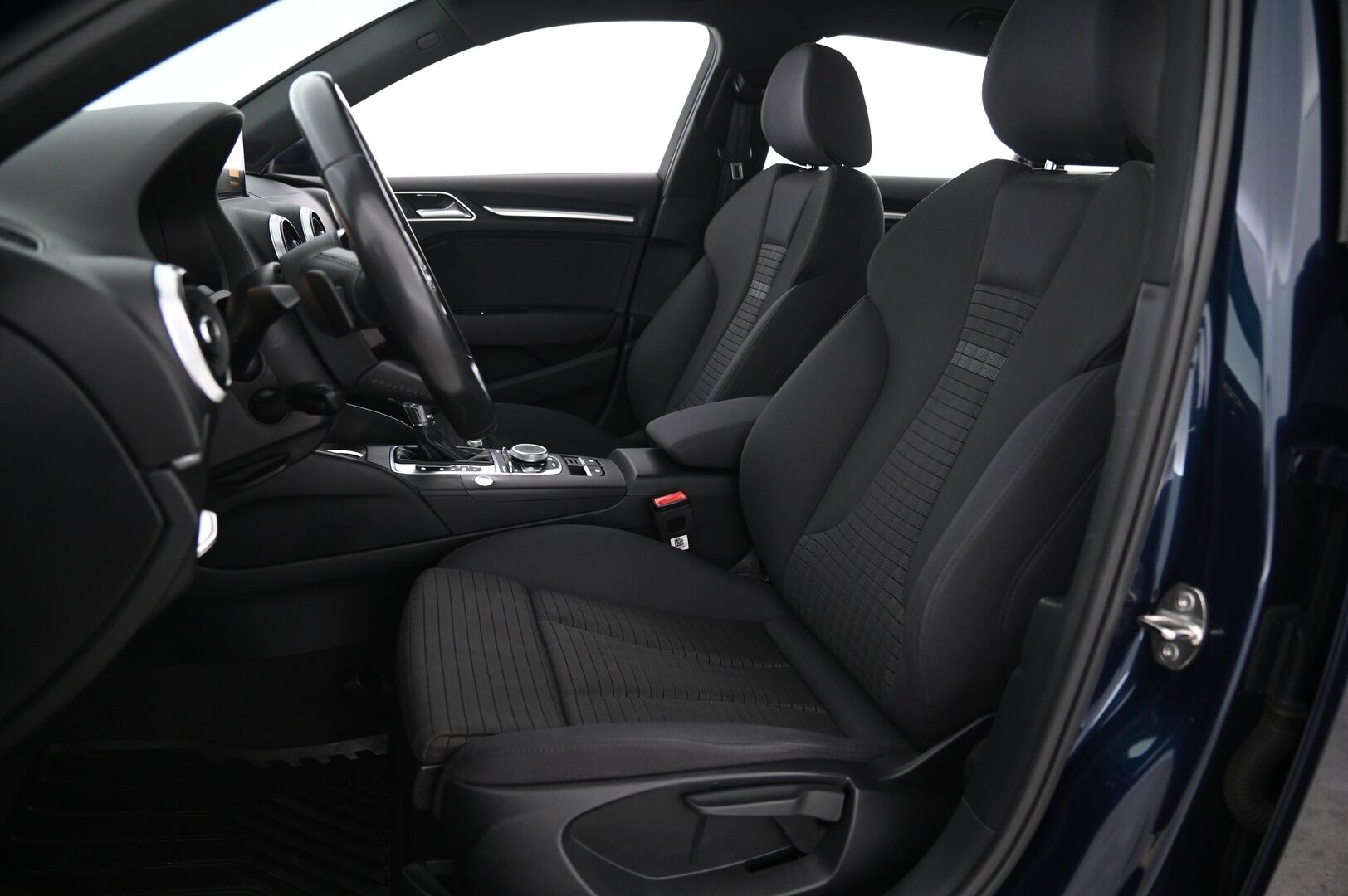 Audi A3 2018 e-tron Sportback 1,4 TFSI S tronic *Sporttipenkit / Flatbottom / MMI Navi / Tutkat* - Sporttipenkit | Flatbottom | Digimittaristo | MMI Navi | P.Tutkat | Lohko | 2x Alut