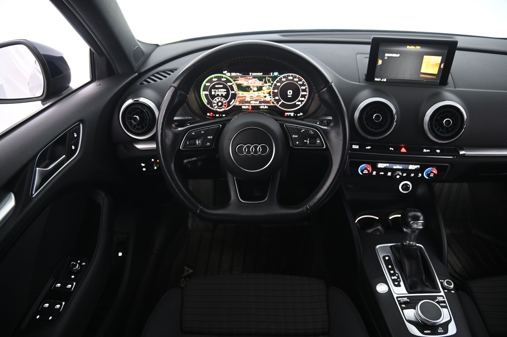 Audi A3 2018 e-tron Sportback 1,4 TFSI S tronic *Sporttipenkit / Flatbottom / MMI Navi / Tutkat* - Sporttipenkit | Flatbottom | Digimittaristo | MMI Navi | P.Tutkat | Lohko | 2x Alut