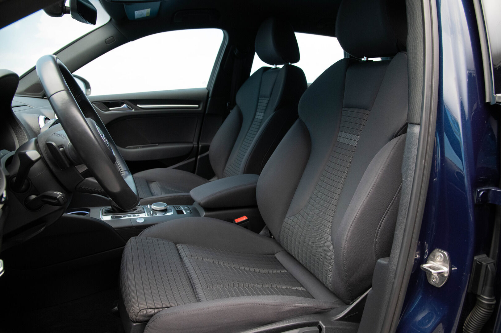 Audi A3 2018 e-tron Sportback 1,4 TFSI S tronic *Sporttipenkit / Flatbottom / MMI Navi / Tutkat* - Sporttipenkit | Flatbottom | Digimittaristo | MMI Navi | P.Tutkat | Lohko | 2x Alut