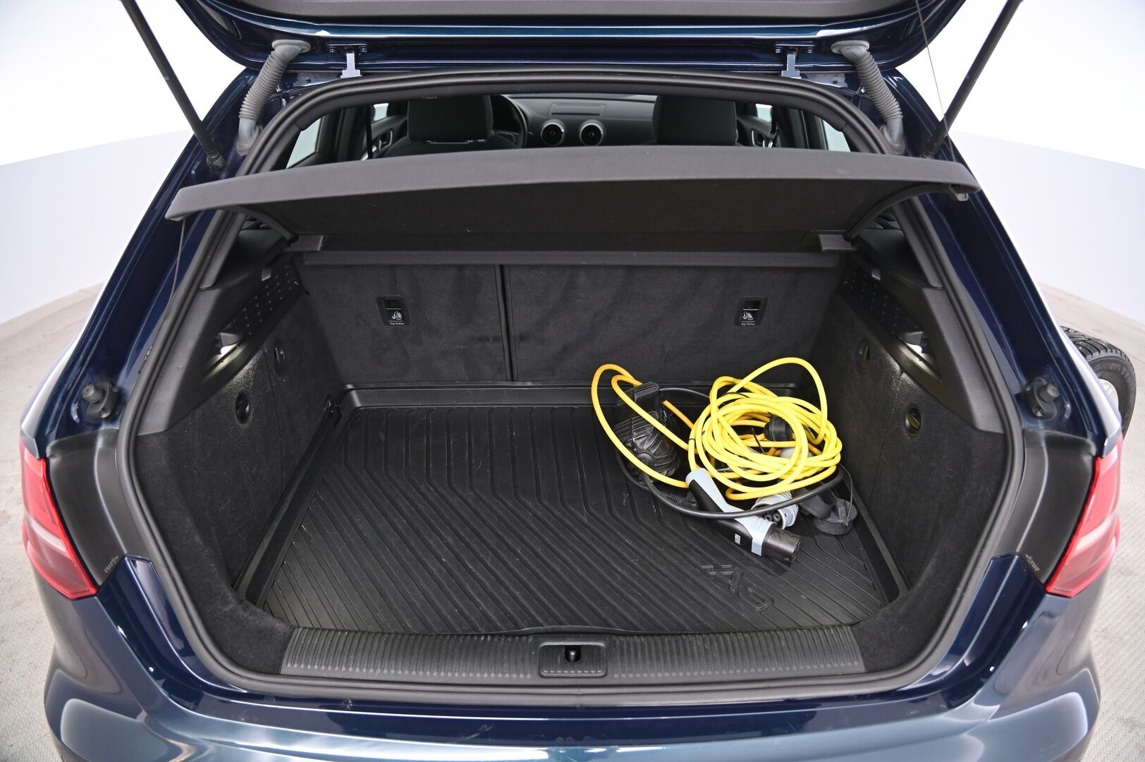 Audi A3 2018 e-tron Sportback 1,4 TFSI S tronic *Sporttipenkit / Flatbottom / MMI Navi / Tutkat* - Sporttipenkit | Flatbottom | Digimittaristo | MMI Navi | P.Tutkat | Lohko | 2x Alut