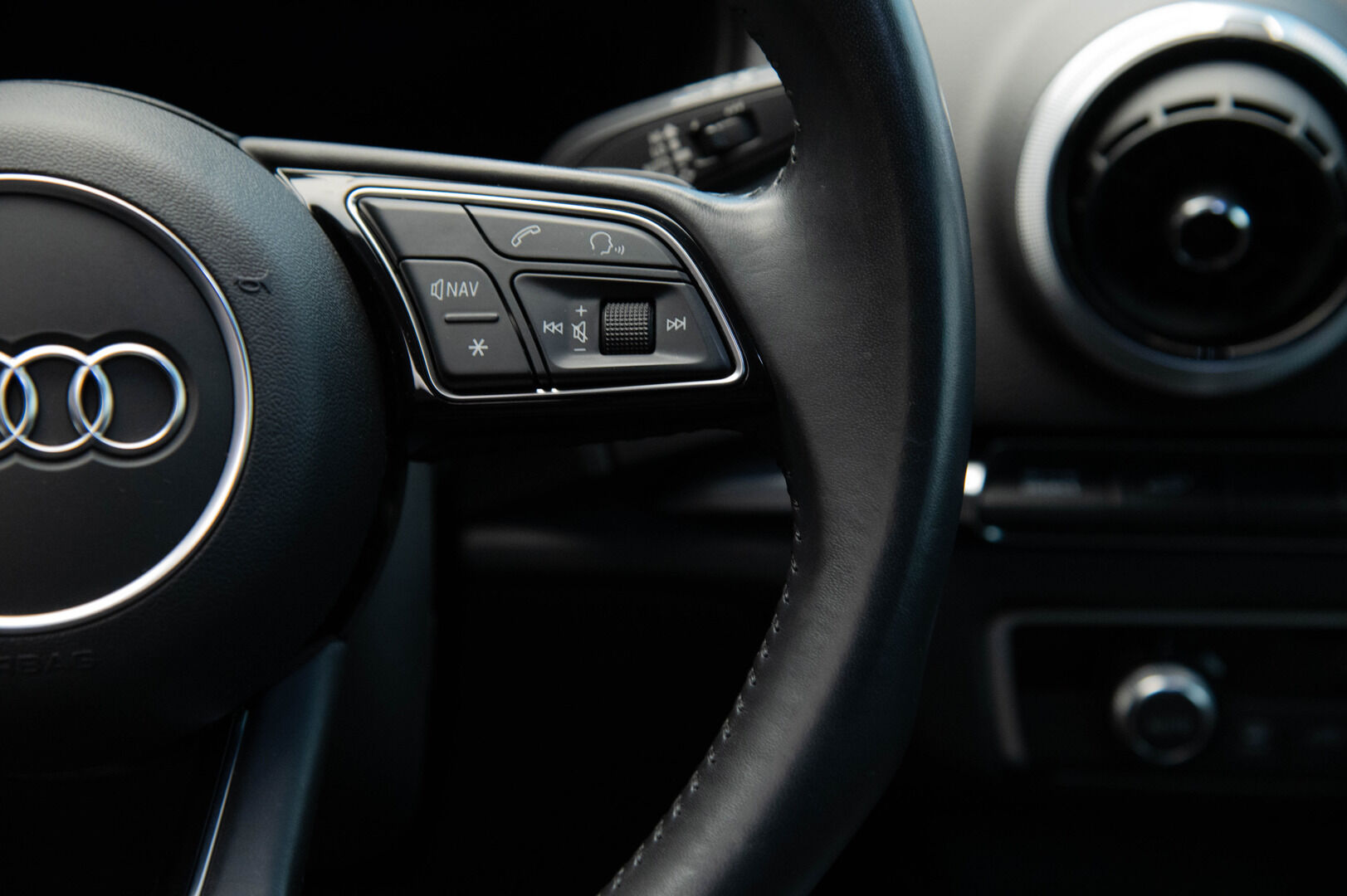 Audi A3 2018 e-tron Sportback 1,4 TFSI S tronic *Sporttipenkit / Flatbottom / MMI Navi / Tutkat* - Sporttipenkit | Flatbottom | Digimittaristo | MMI Navi | P.Tutkat | Lohko | 2x Alut