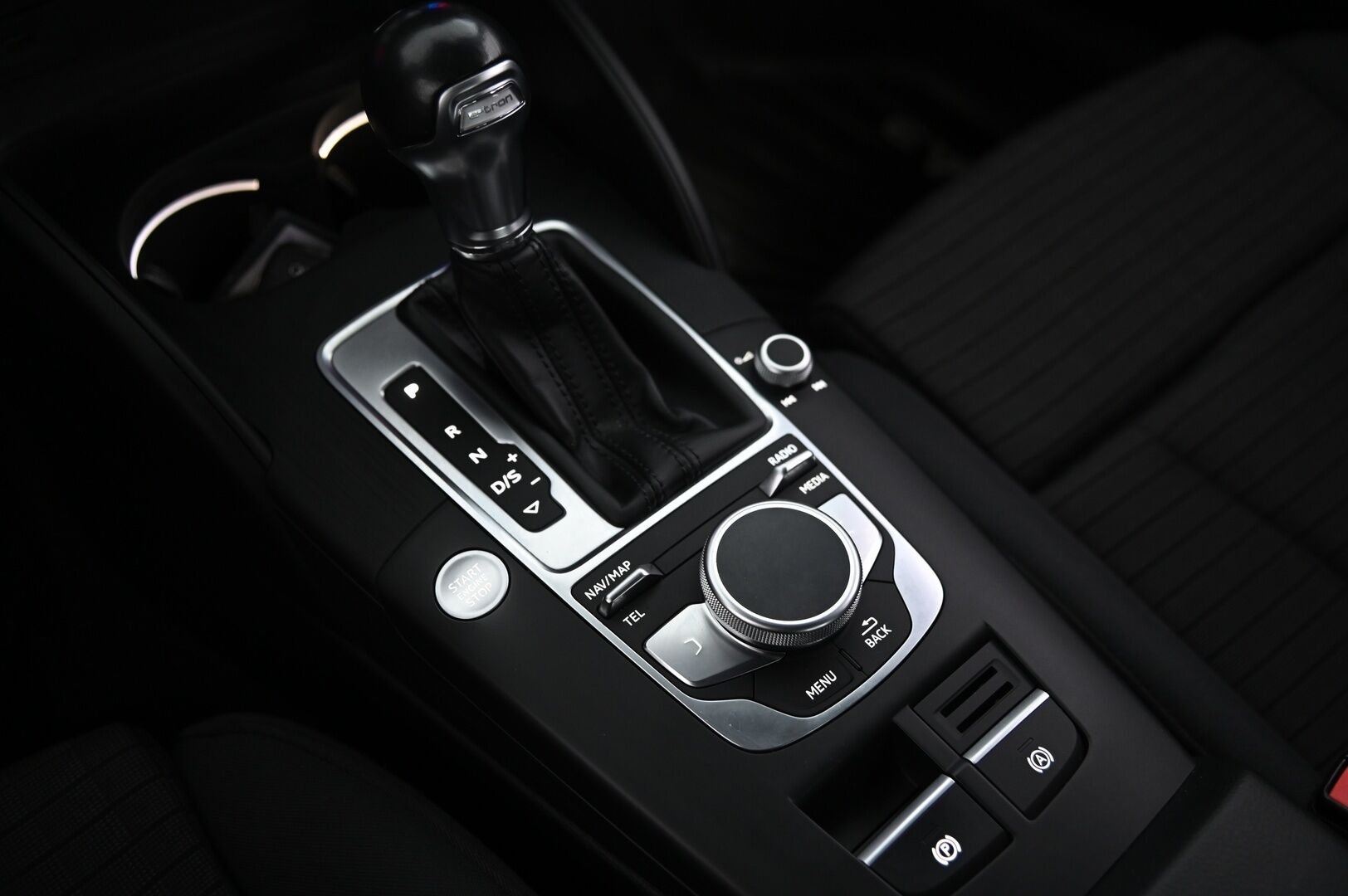 Audi A3 2018 e-tron Sportback 1,4 TFSI S tronic *Sporttipenkit / Flatbottom / MMI Navi / Tutkat* - Sporttipenkit | Flatbottom | Digimittaristo | MMI Navi | P.Tutkat | Lohko | 2x Alut