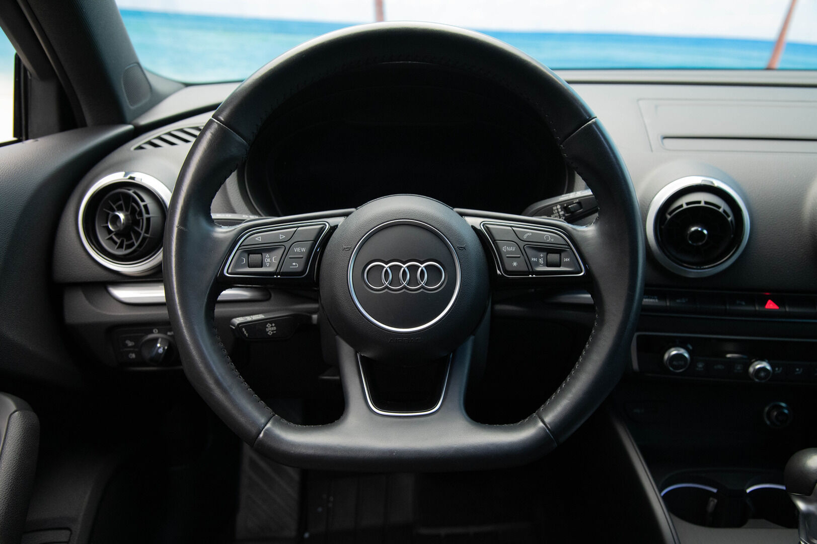 Audi A3 2018 e-tron Sportback 1,4 TFSI S tronic *Sporttipenkit / Flatbottom / MMI Navi / Tutkat* - Sporttipenkit | Flatbottom | Digimittaristo | MMI Navi | P.Tutkat | Lohko | 2x Alut