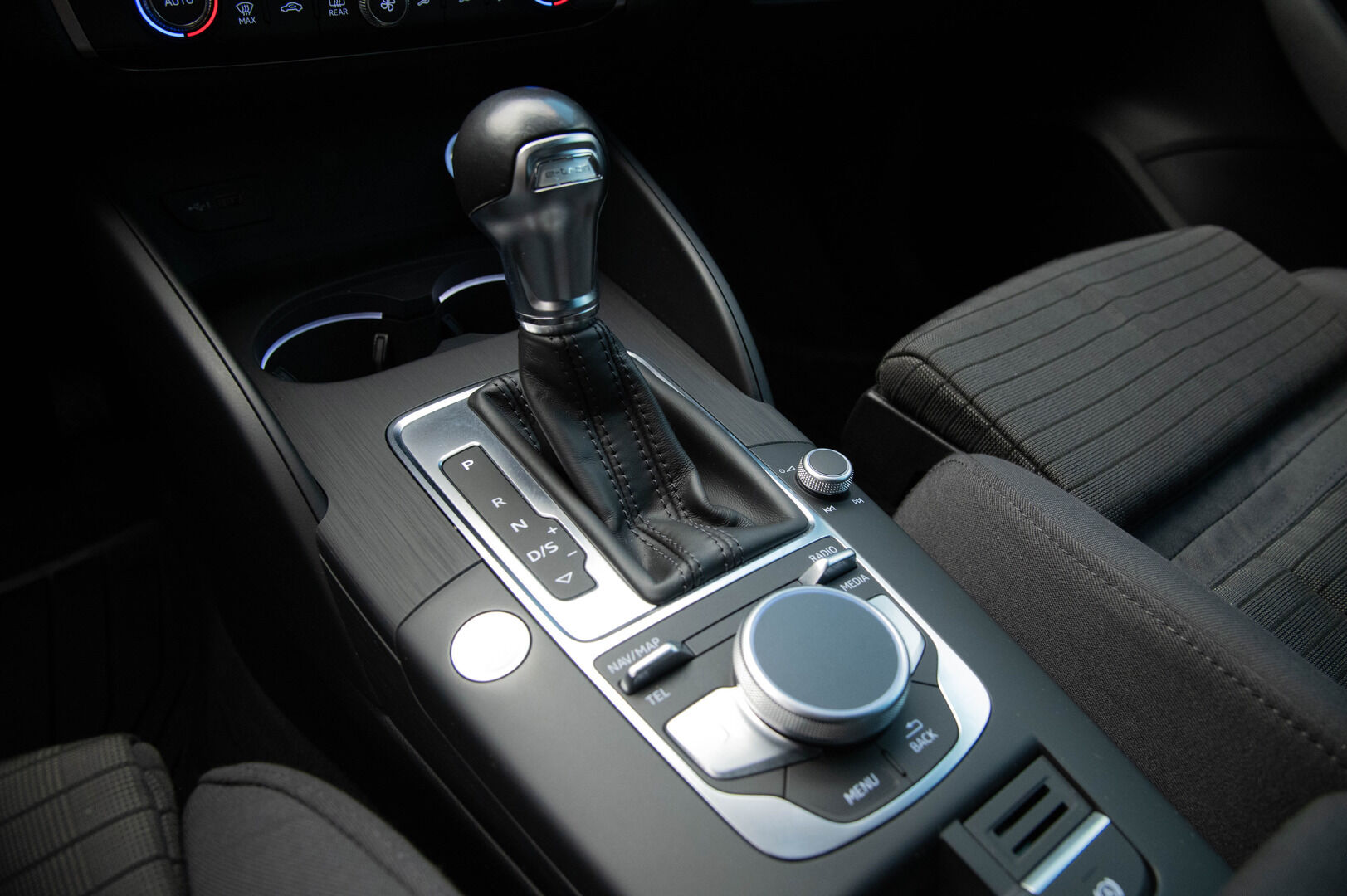Audi A3 2018 e-tron Sportback 1,4 TFSI S tronic *Sporttipenkit / Flatbottom / MMI Navi / Tutkat* - Sporttipenkit | Flatbottom | Digimittaristo | MMI Navi | P.Tutkat | Lohko | 2x Alut