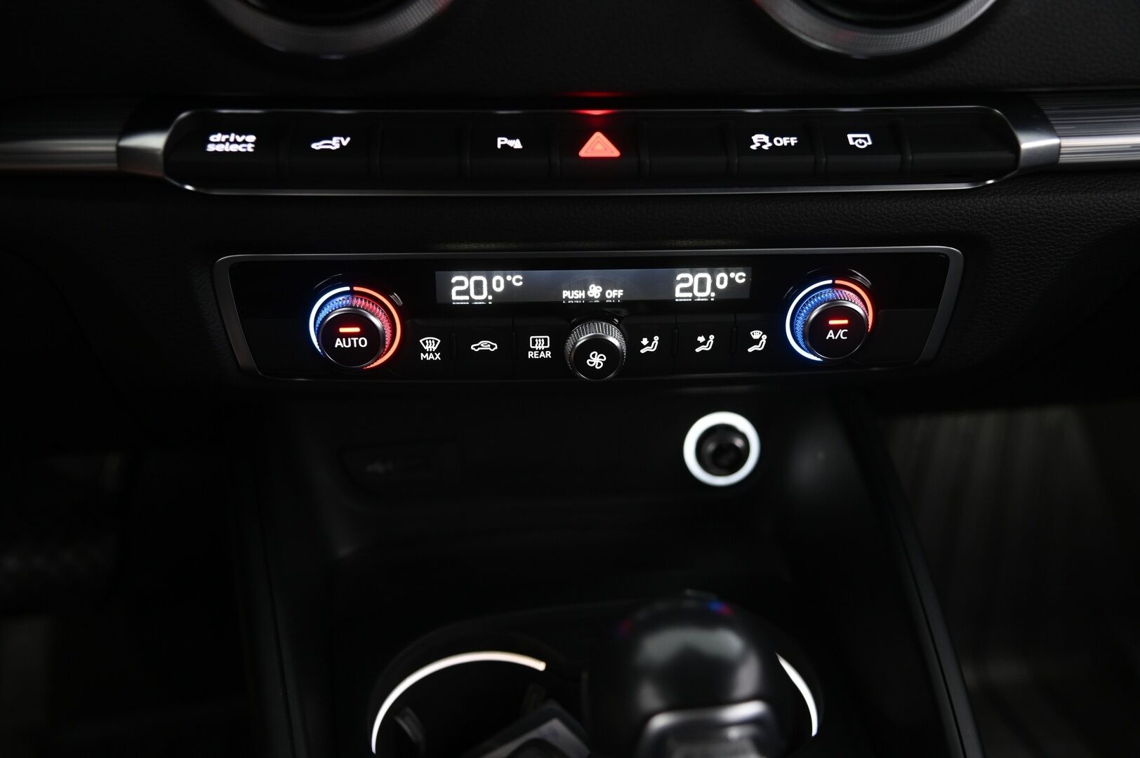 Audi A3 2018 e-tron Sportback 1,4 TFSI S tronic *Sporttipenkit / Flatbottom / MMI Navi / Tutkat* - Sporttipenkit | Flatbottom | Digimittaristo | MMI Navi | P.Tutkat | Lohko | 2x Alut