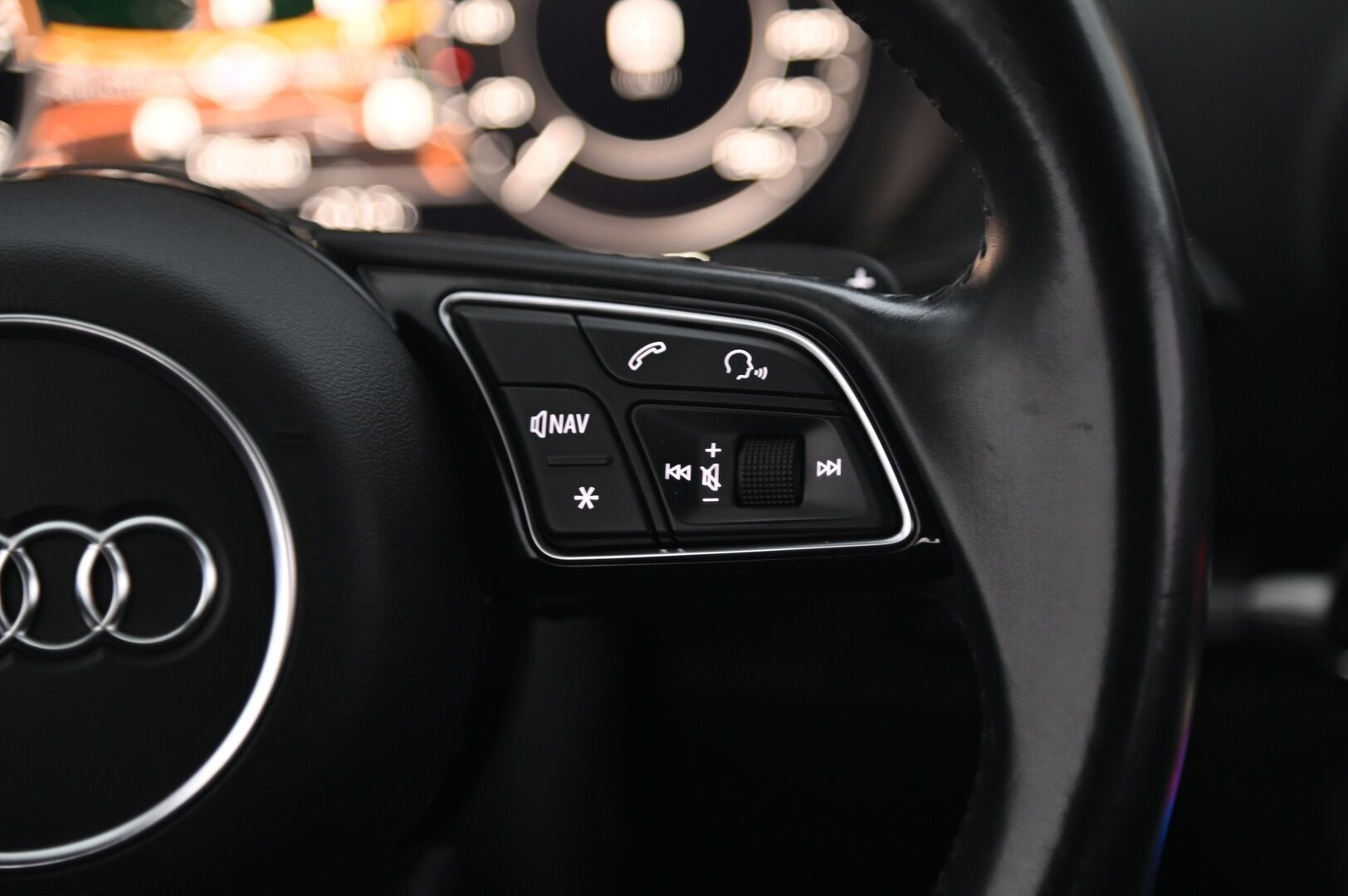Audi A3 2018 e-tron Sportback 1,4 TFSI S tronic *Sporttipenkit / Flatbottom / MMI Navi / Tutkat* - Sporttipenkit | Flatbottom | Digimittaristo | MMI Navi | P.Tutkat | Lohko | 2x Alut
