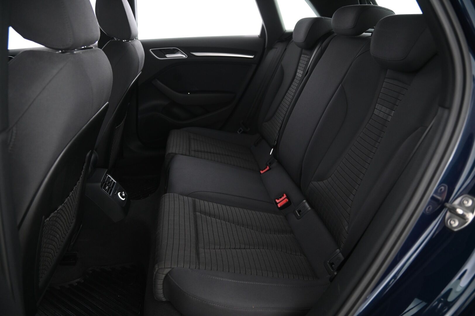 Audi A3 2018 e-tron Sportback 1,4 TFSI S tronic *Sporttipenkit / Flatbottom / MMI Navi / Tutkat* - Sporttipenkit | Flatbottom | Digimittaristo | MMI Navi | P.Tutkat | Lohko | 2x Alut