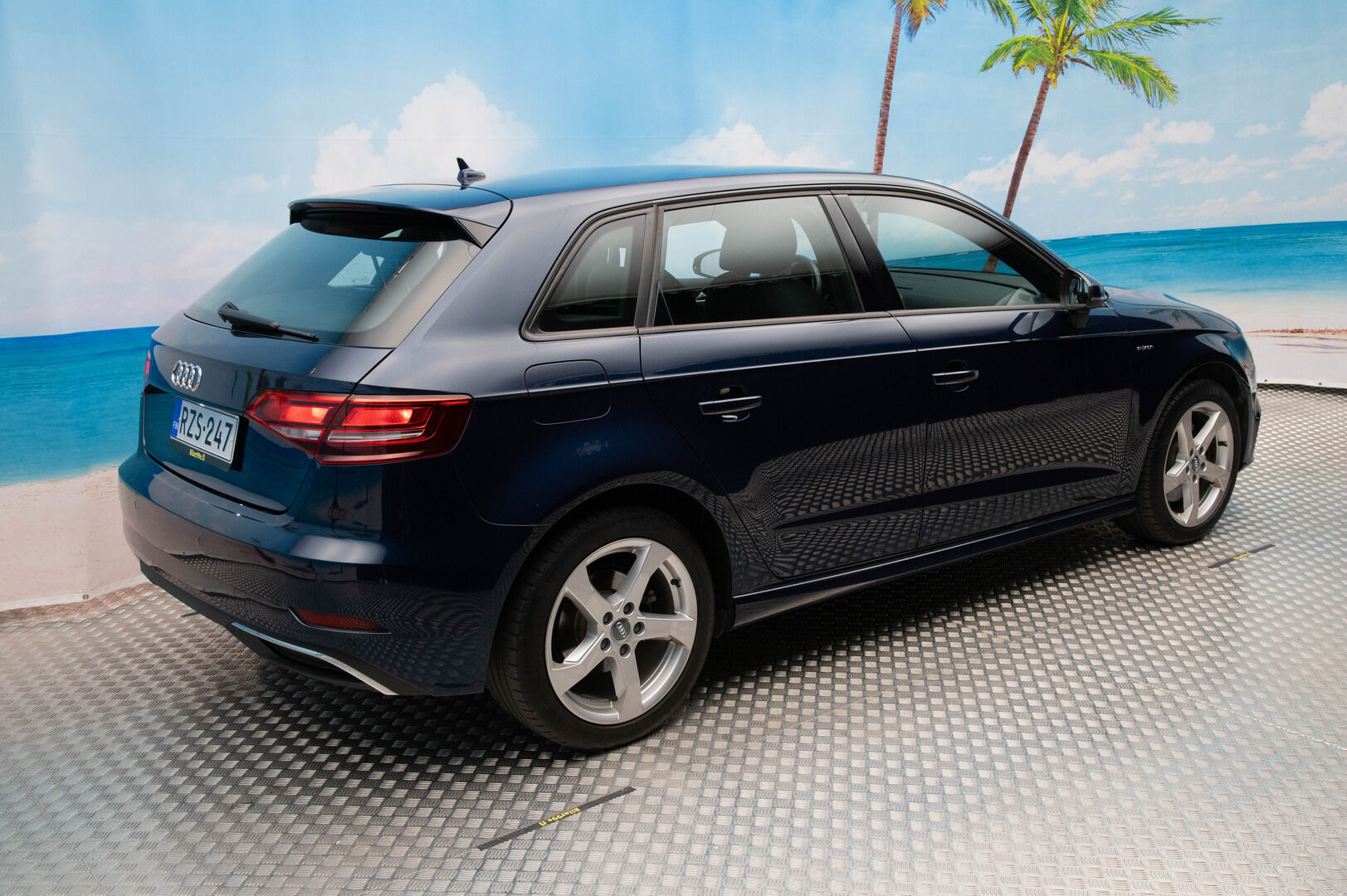 Audi A3 2018 e-tron Sportback 1,4 TFSI S tronic *Sporttipenkit / Flatbottom / MMI Navi / Tutkat* - Sporttipenkit | Flatbottom | Digimittaristo | MMI Navi | P.Tutkat | Lohko | 2x Alut