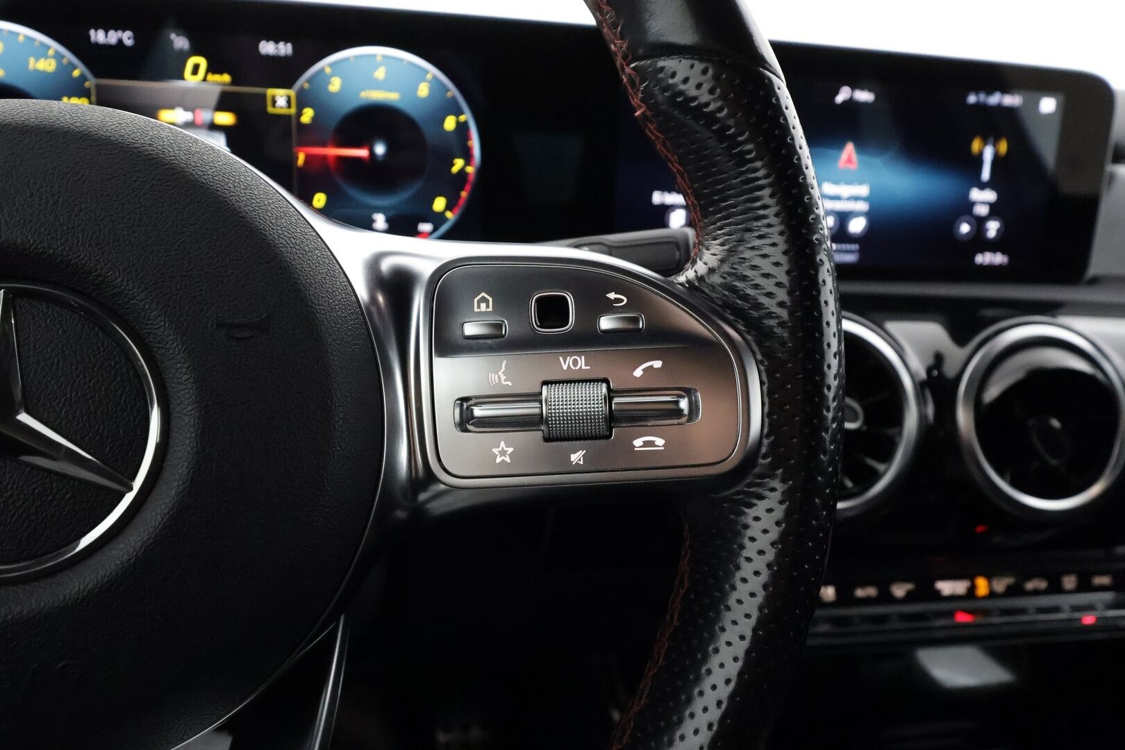 Mercedes-Benz A 2020 220 4MATIC A Business AMG - | Vakkari | Lohko | LED | P.Kamera | Sportti puolinahat | Widescreen | Suomi-auto |