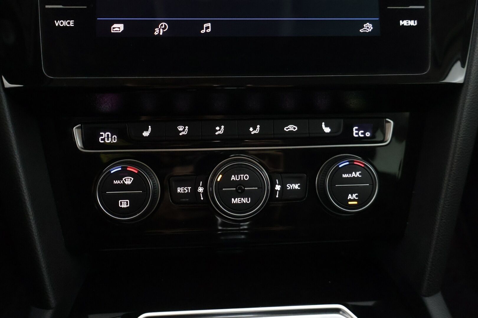 Volkswagen Passat 2018 Variant GTE Plug-In Hybrid 160 kW DSG-automaatti * Ada. Vakkari / P-kamera / Vetokoukku / AppConnect * - * Upeassa kunnossa oleva VW Passat Vetokoukulla, kaksilla renkailla & vanteilla! * - Osta nyt, maksa vasta ensi vuonna