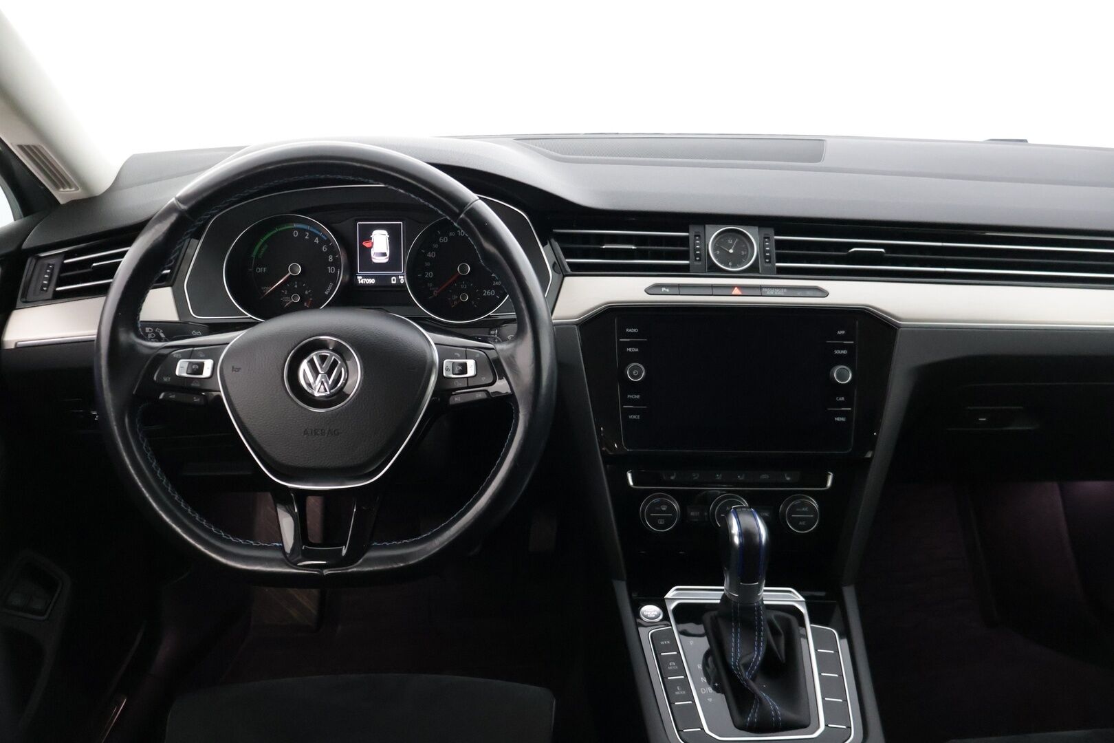 Volkswagen Passat 2018 Variant GTE Plug-In Hybrid 160 kW DSG-automaatti * Ada. Vakkari / P-kamera / Vetokoukku / AppConnect * - * Upeassa kunnossa oleva VW Passat Vetokoukulla, kaksilla renkailla & vanteilla! * - Osta nyt, maksa vasta ensi vuonna