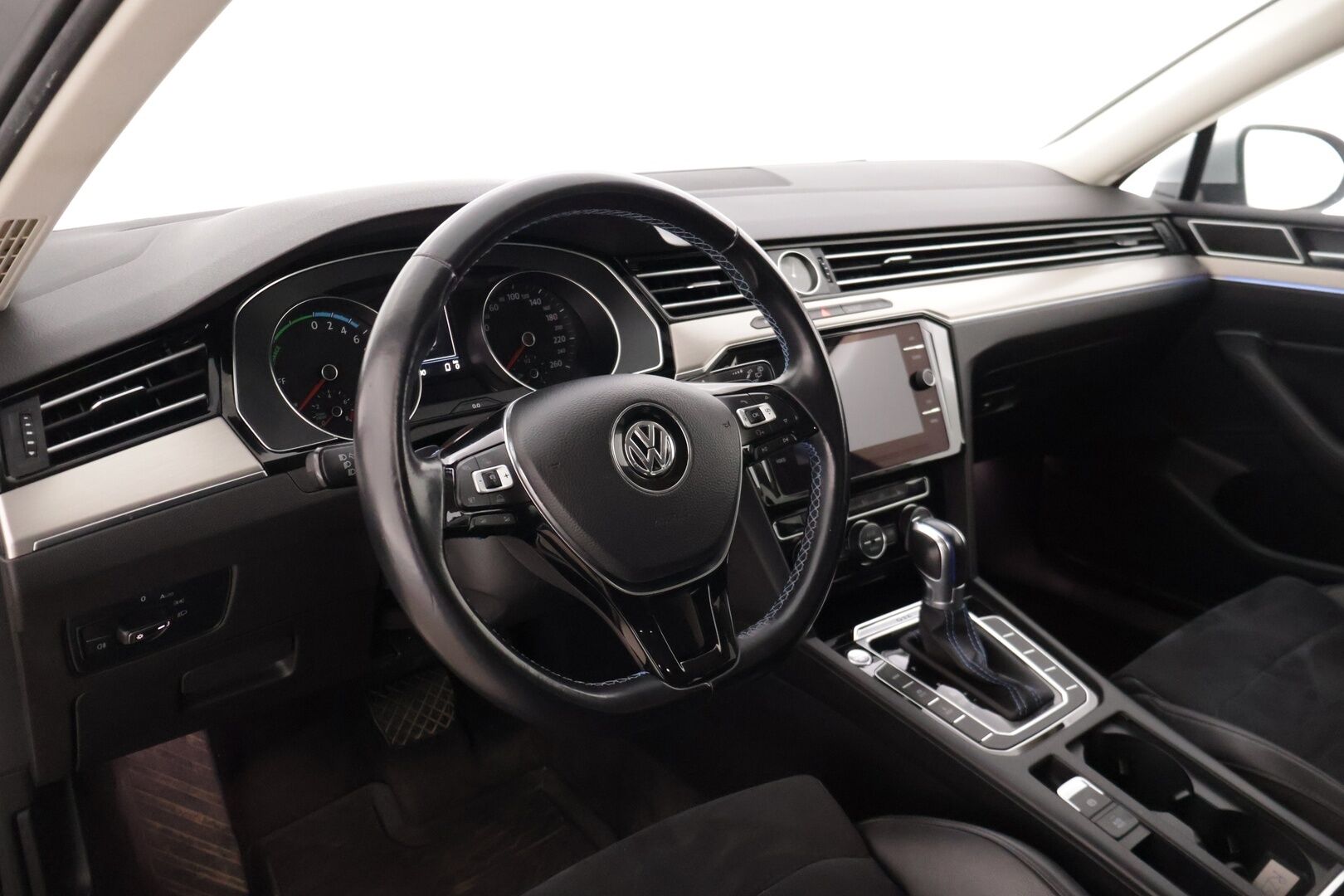 Volkswagen Passat 2018 Variant GTE Plug-In Hybrid 160 kW DSG-automaatti * Ada. Vakkari / P-kamera / Vetokoukku / AppConnect * - * Upeassa kunnossa oleva VW Passat Vetokoukulla, kaksilla renkailla & vanteilla! * - Osta nyt, maksa vasta ensi vuonna