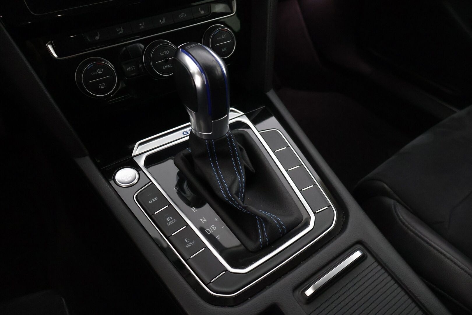 Volkswagen Passat 2018 Variant GTE Plug-In Hybrid 160 kW DSG-automaatti * Ada. Vakkari / P-kamera / Vetokoukku / AppConnect * - * Upeassa kunnossa oleva VW Passat Vetokoukulla, kaksilla renkailla & vanteilla! * - Osta nyt, maksa vasta ensi vuonna