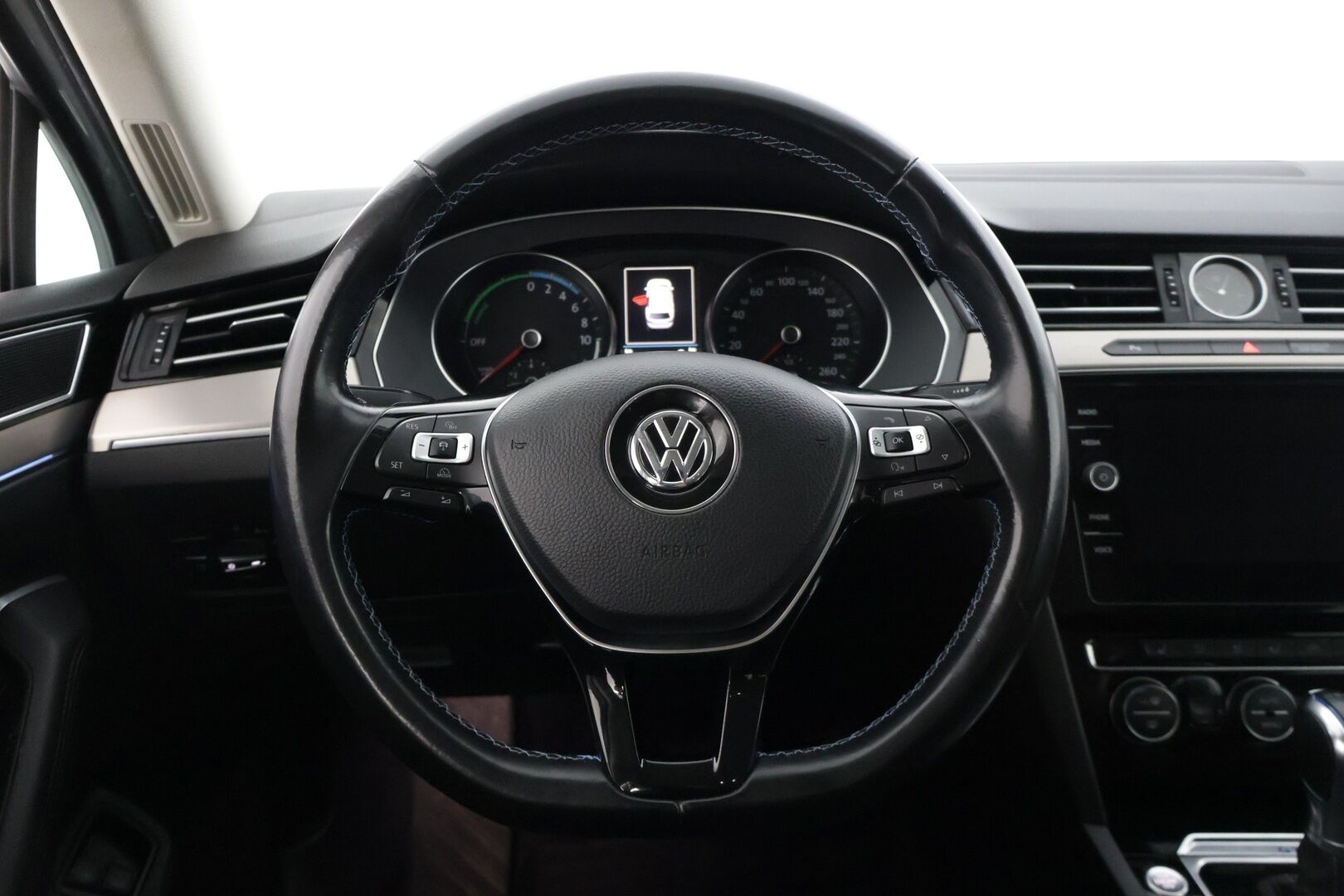 Volkswagen Passat 2018 Variant GTE Plug-In Hybrid 160 kW DSG-automaatti * Ada. Vakkari / P-kamera / Vetokoukku / AppConnect * - * Upeassa kunnossa oleva VW Passat Vetokoukulla, kaksilla renkailla & vanteilla! * - Osta nyt, maksa vasta ensi vuonna