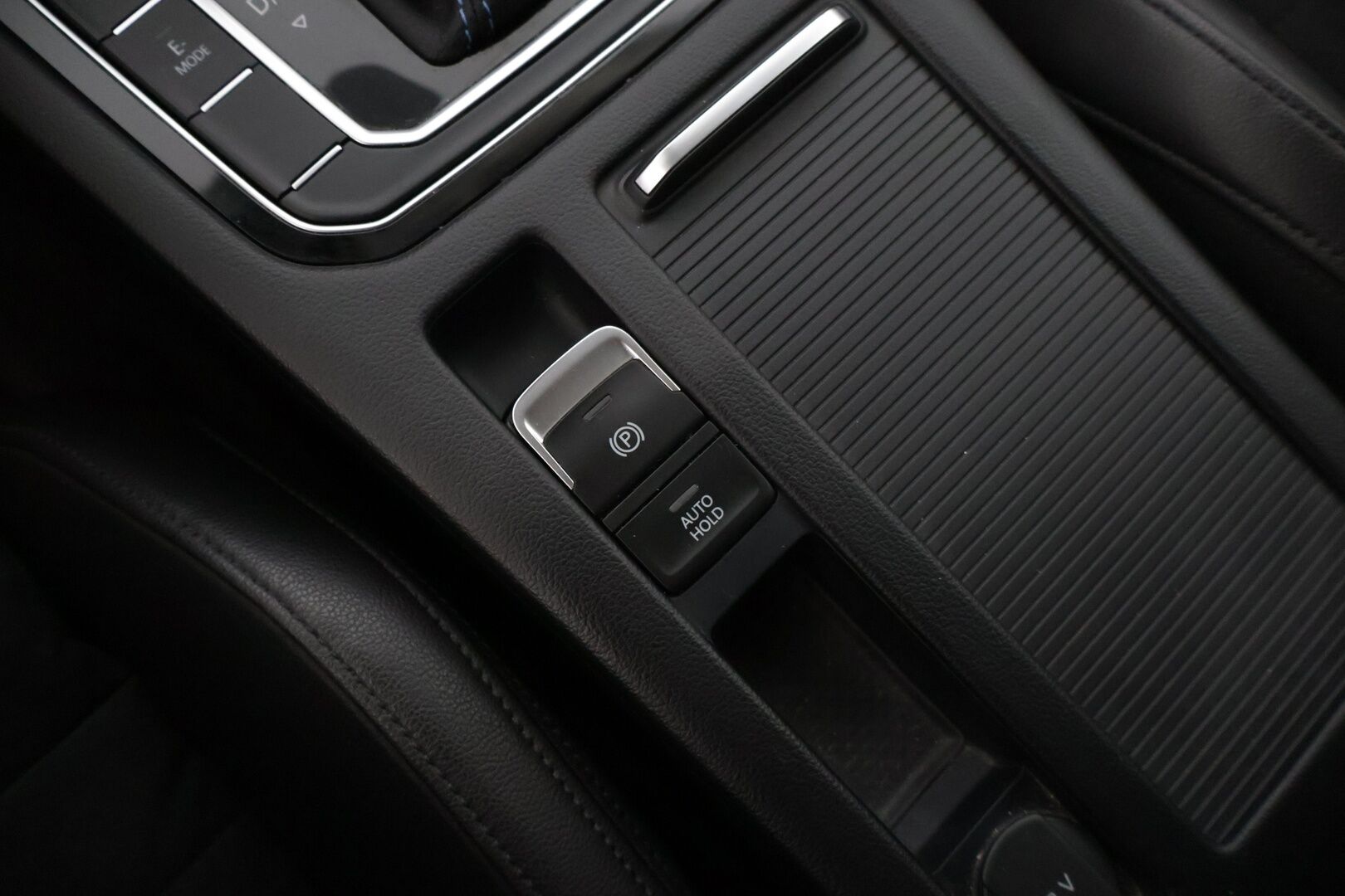 Volkswagen Passat 2018 Variant GTE Plug-In Hybrid 160 kW DSG-automaatti * Ada. Vakkari / P-kamera / Vetokoukku / AppConnect * - * Upeassa kunnossa oleva VW Passat Vetokoukulla, kaksilla renkailla & vanteilla! * - Osta nyt, maksa vasta ensi vuonna