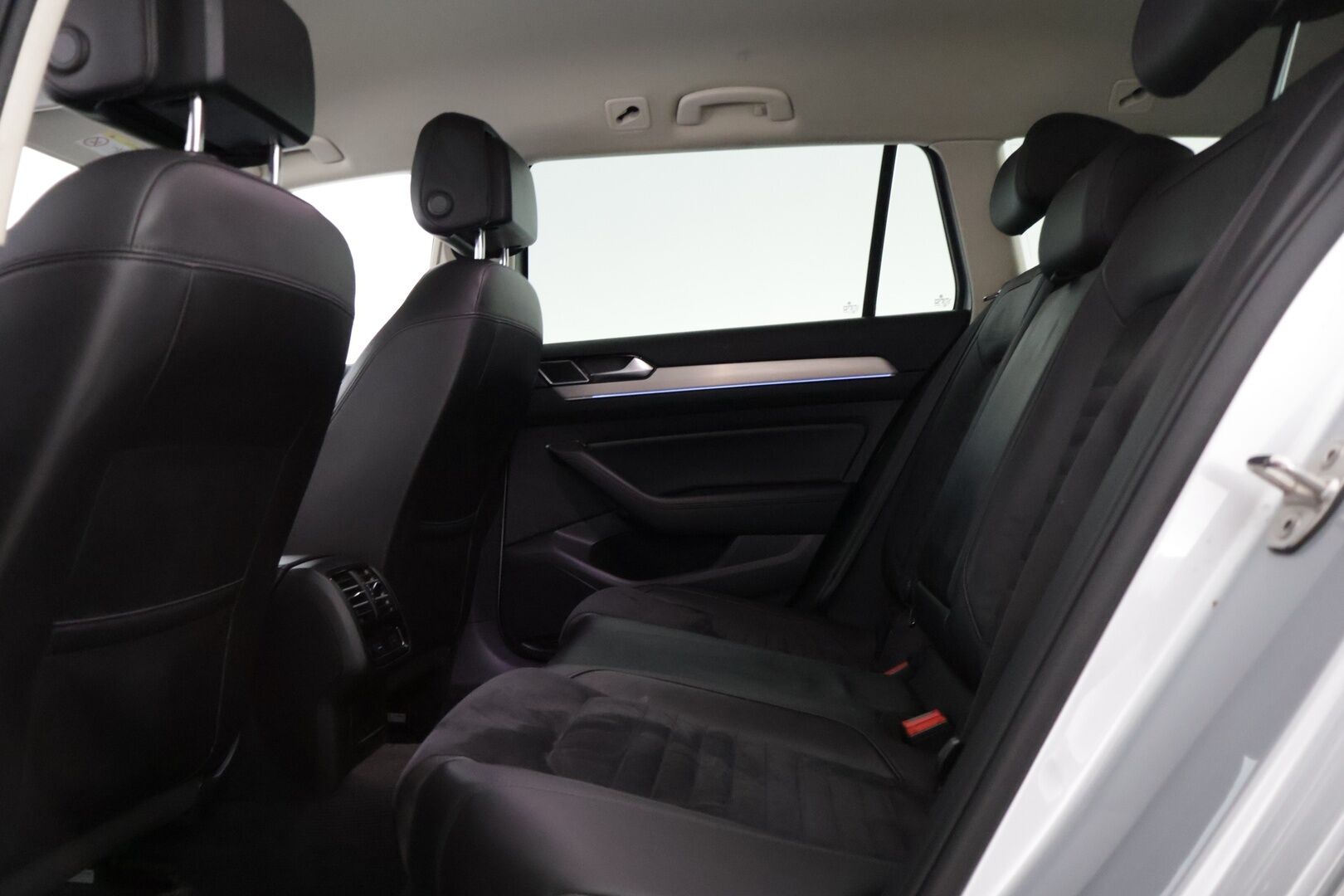 Volkswagen Passat 2018 Variant GTE Plug-In Hybrid 160 kW DSG-automaatti * Ada. Vakkari / P-kamera / Vetokoukku / AppConnect * - * Upeassa kunnossa oleva VW Passat Vetokoukulla, kaksilla renkailla & vanteilla! * - Osta nyt, maksa vasta ensi vuonna