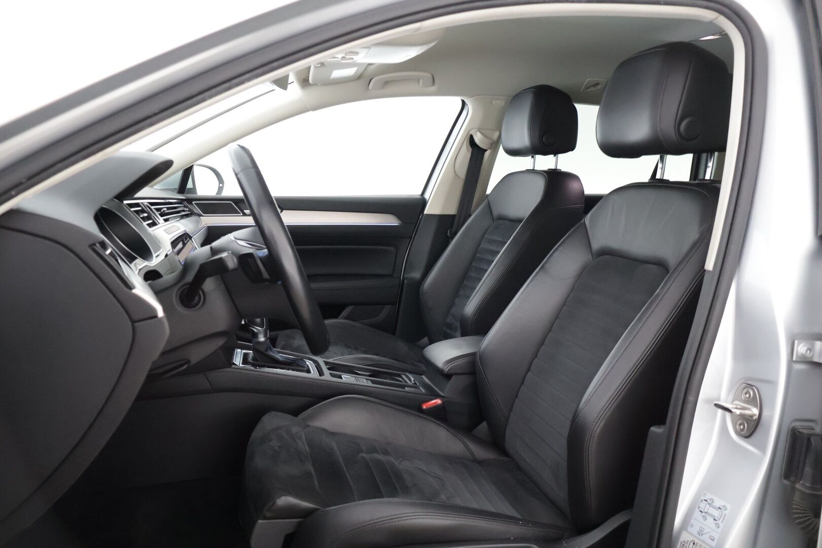 Volkswagen Passat 2018 Variant GTE Plug-In Hybrid 160 kW DSG-automaatti * Ada. Vakkari / P-kamera / Vetokoukku / AppConnect * - * Upeassa kunnossa oleva VW Passat Vetokoukulla, kaksilla renkailla & vanteilla! * - Osta nyt, maksa vasta ensi vuonna