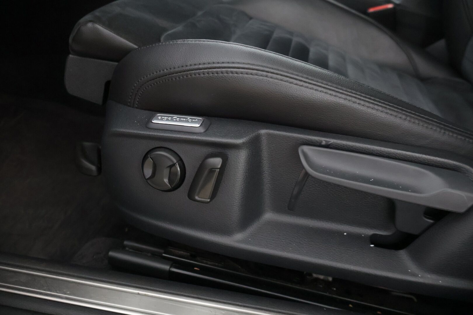 Volkswagen Passat 2018 Variant GTE Plug-In Hybrid 160 kW DSG-automaatti * Ada. Vakkari / P-kamera / Vetokoukku / AppConnect * - * Upeassa kunnossa oleva VW Passat Vetokoukulla, kaksilla renkailla & vanteilla! * - Osta nyt, maksa vasta ensi vuonna