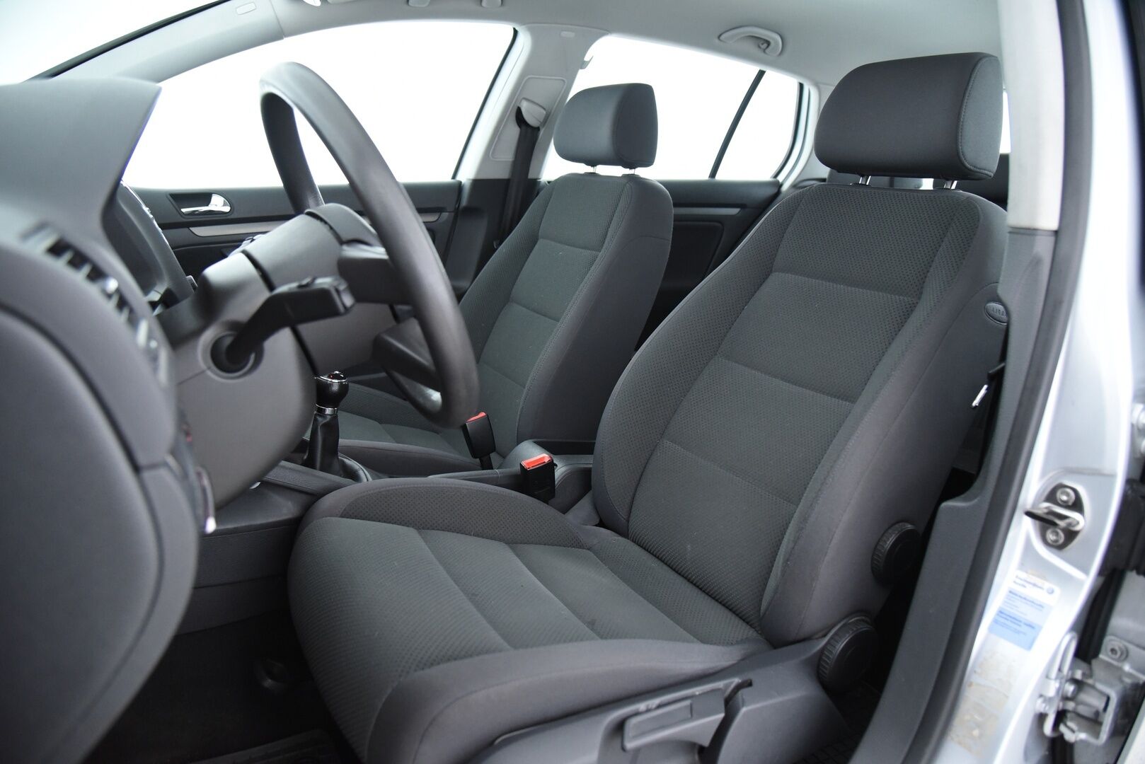 Volkswagen Golf 2005 1,6 75 kW Comfortline 5d / YritysOutlet - Myydään vain yrityksille / - Lohkolämmitin / 6kk leimaa! / Sisustalta todella siisti / Suomi-auto