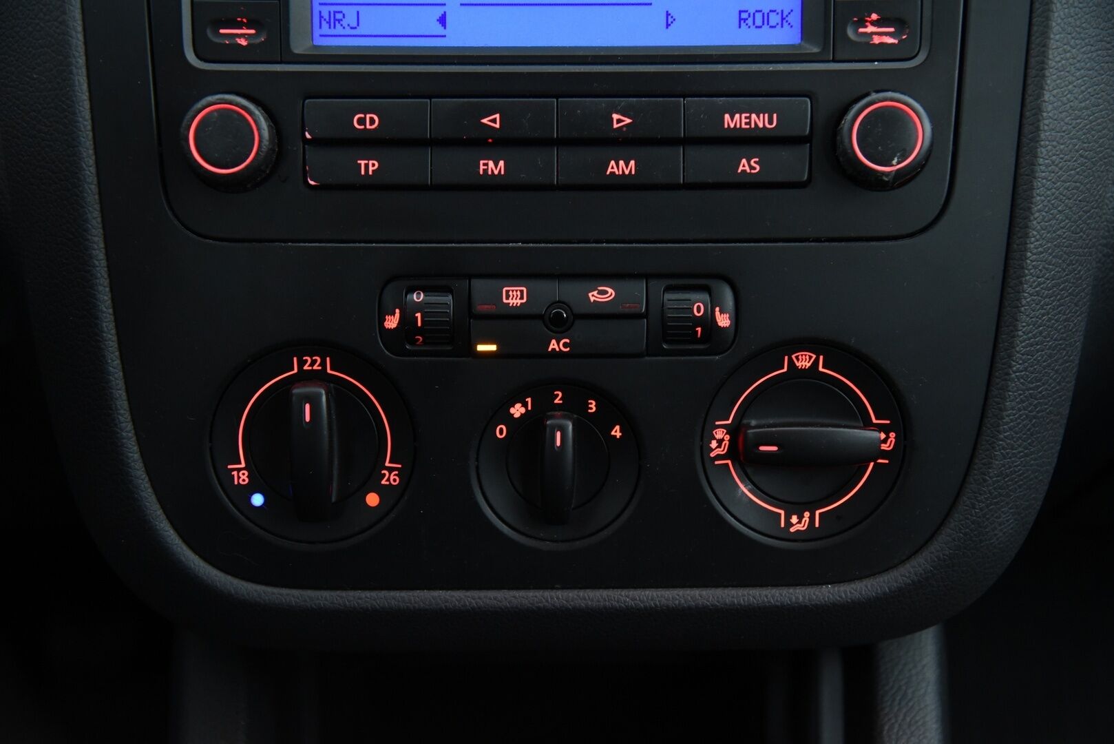 Volkswagen Golf 2005 1,6 75 kW Comfortline 5d / YritysOutlet - Myydään vain yrityksille / - Lohkolämmitin / 6kk leimaa! / Sisustalta todella siisti / Suomi-auto